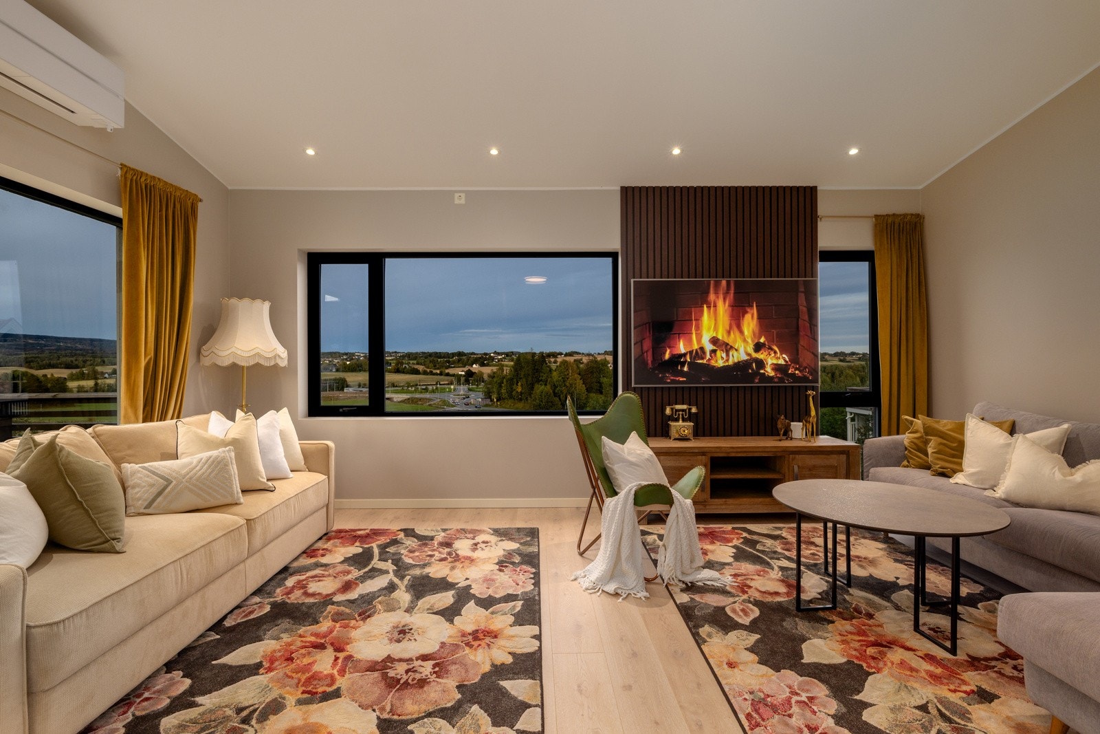 Denne moderne stuen med de store vinduene rammer inn den vakre utsikten - en perfekt kombinasjon av komfort og natur. Galleribilde