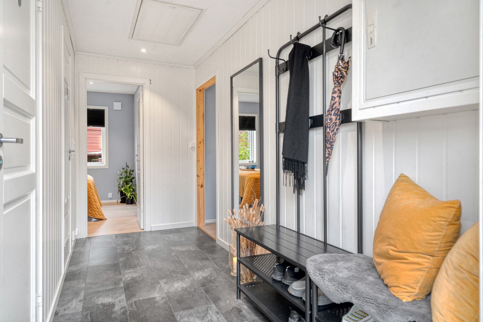 Entreen har gode muligheter for garderobeløsning Galleribilde