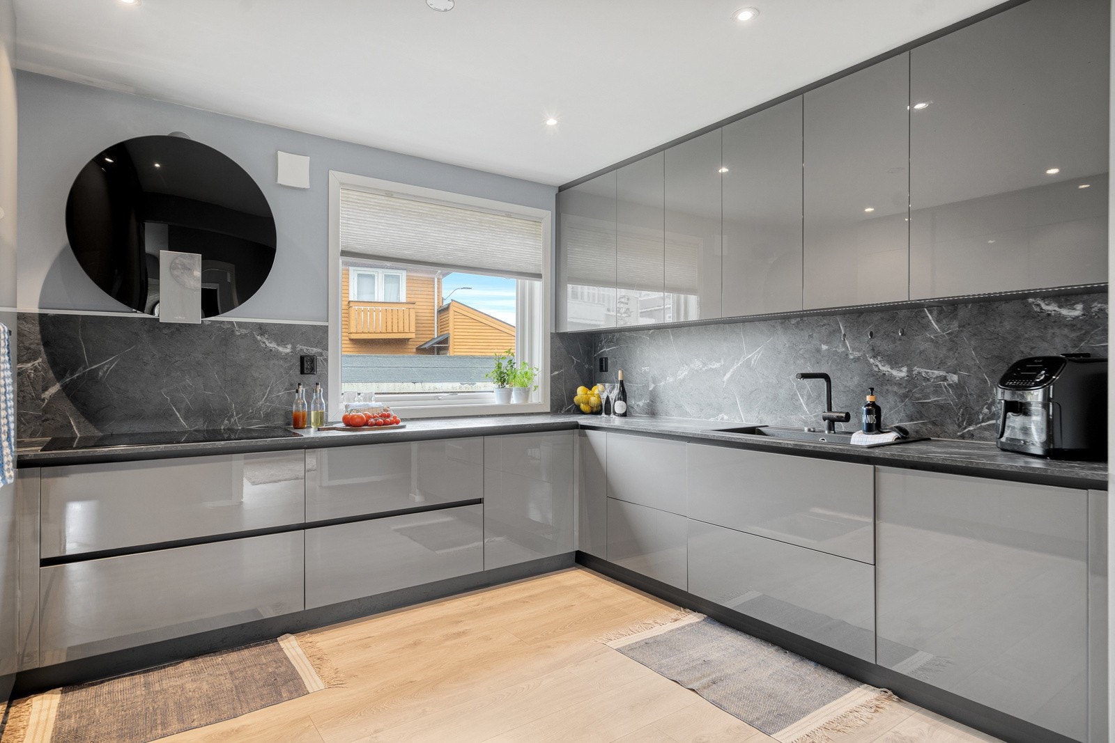 Kjøkkenet er hjerte i boligen og her kan kokken utfolde seg Galleribilde