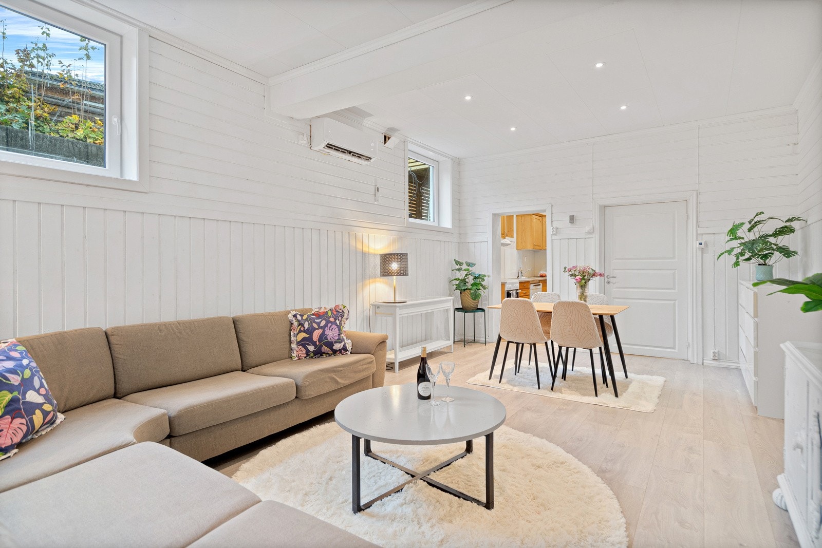 Romslig stue med gode vindusflater Galleribilde