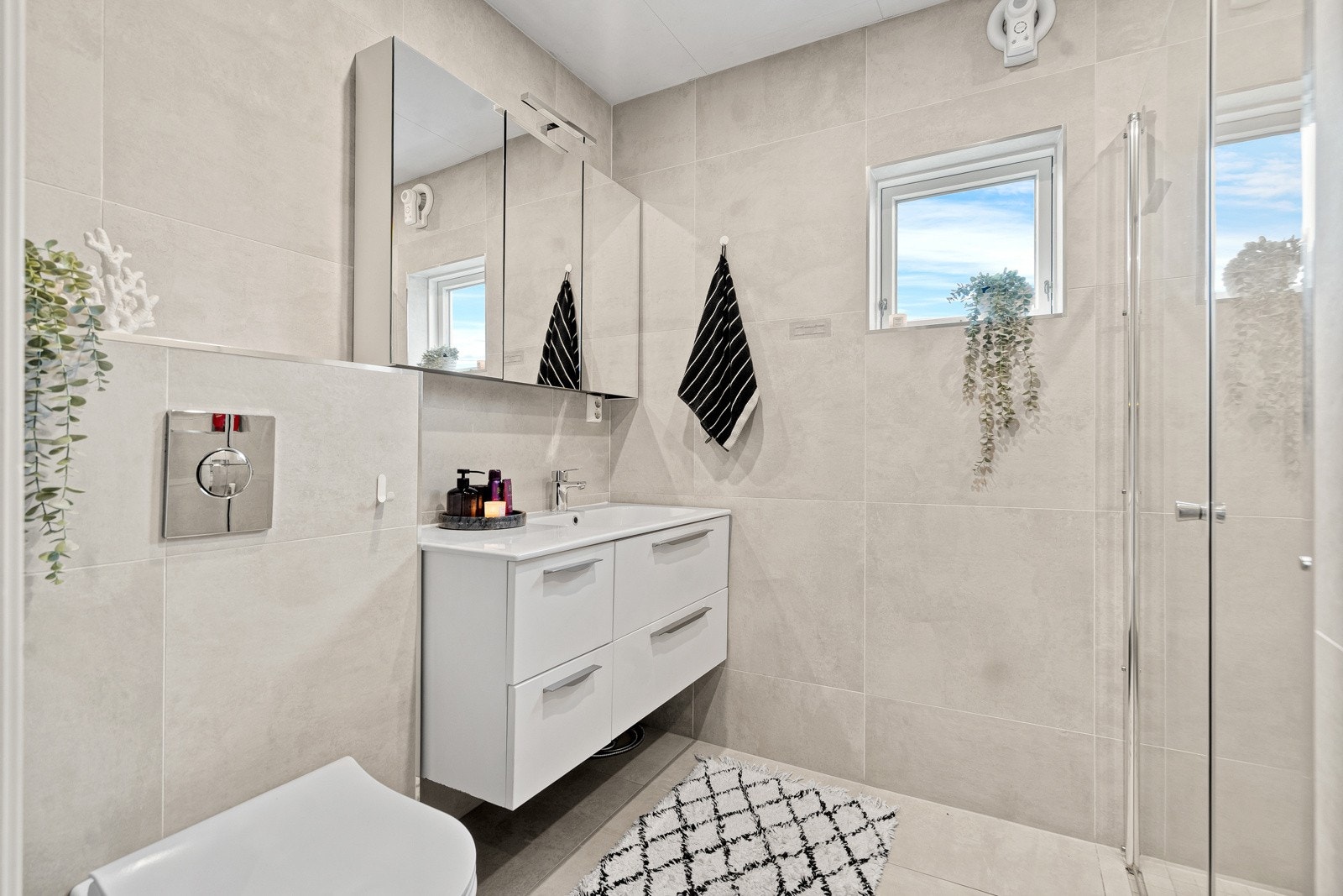 Lekker bad av nyere dato med flotte flisvalg og materialer av god kvalitet Galleribilde