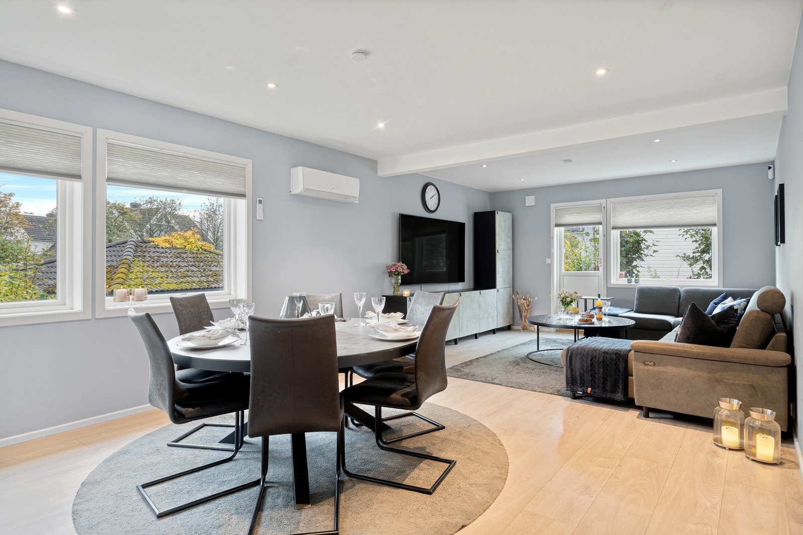 Utstrakt bruk av downlights i tak Galleribilde