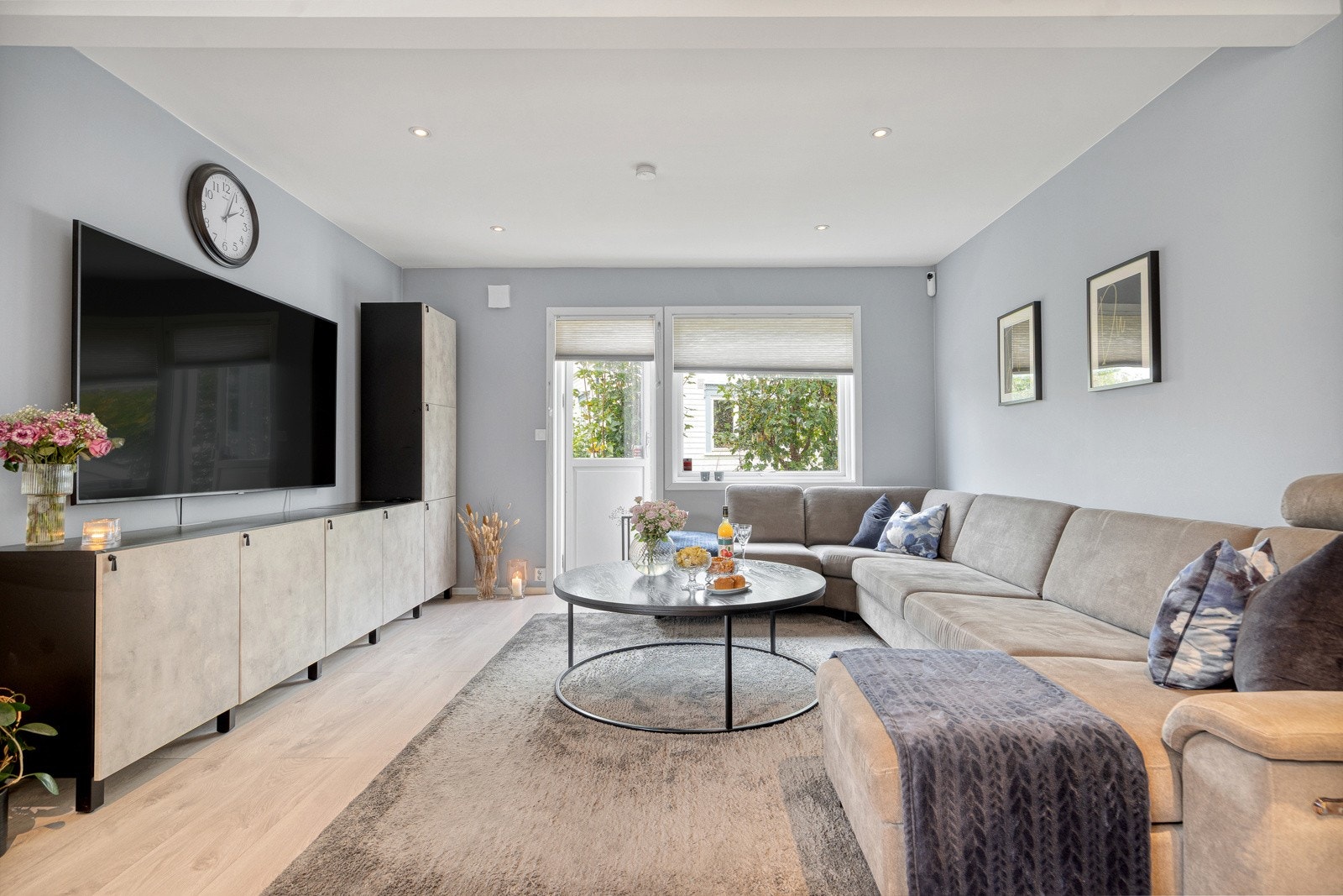 Romslig stue med utgang til hagen mot vest Galleribilde