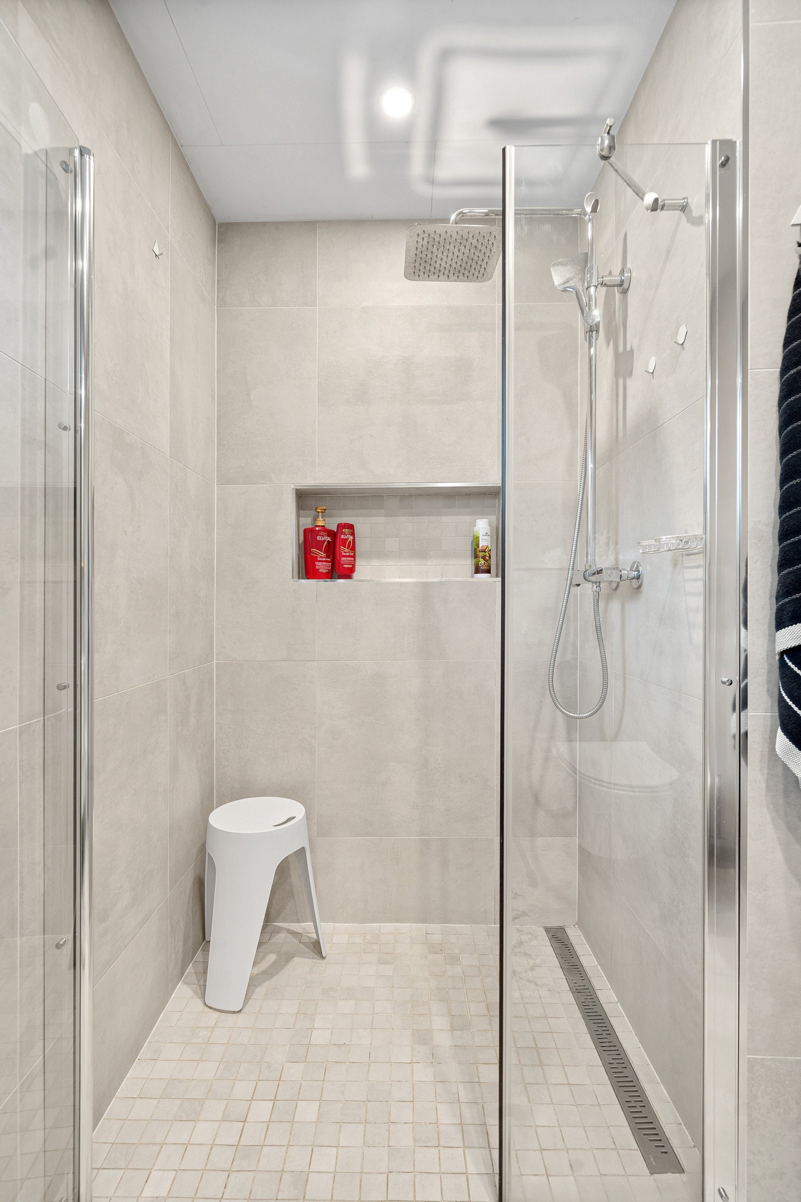 Stor og god dusjsone på badet Galleribilde