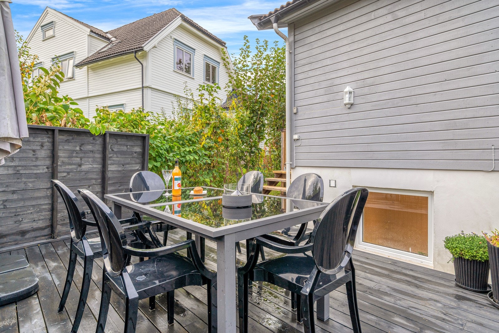 Skjermet uteplass med gode solforhold Galleribilde