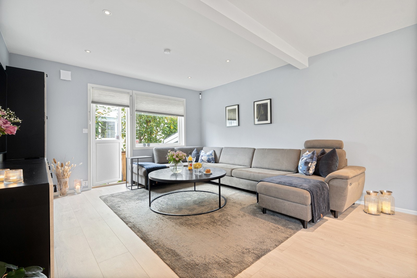 Lys og trivelig stue med god plass til flere møbelsoner Galleribilde