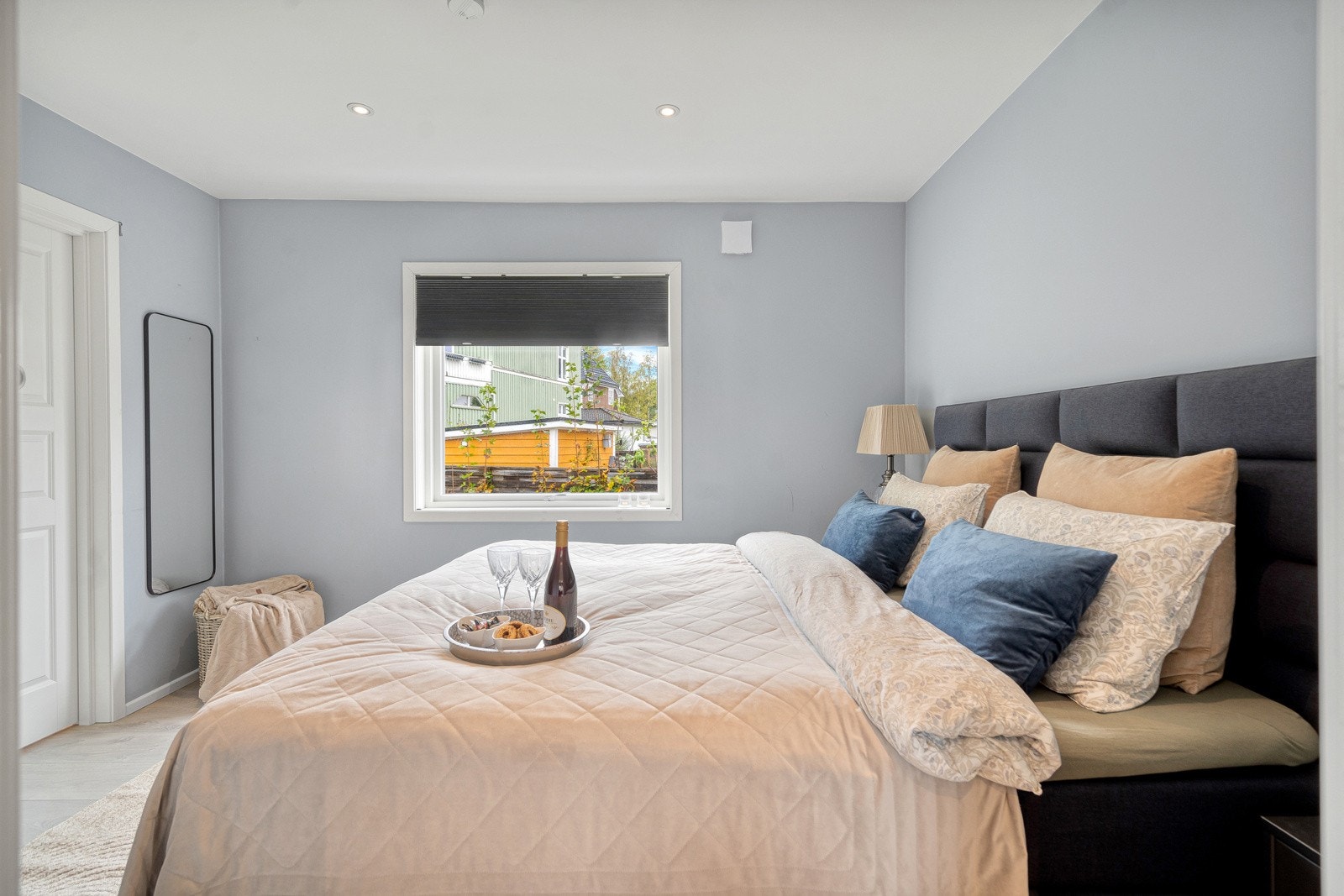 Hovedsoverommet er lekkert og har adkomst til eget walk-in closet Galleribilde