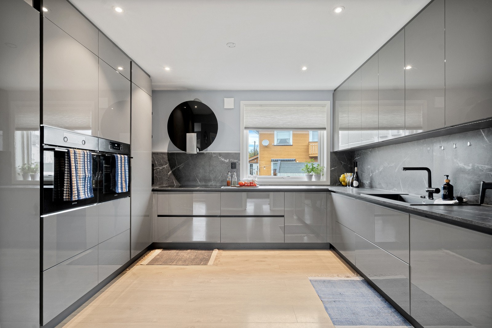 Strøkent kjøkken fra Italian Design med god plass i skap og skuffer Galleribilde