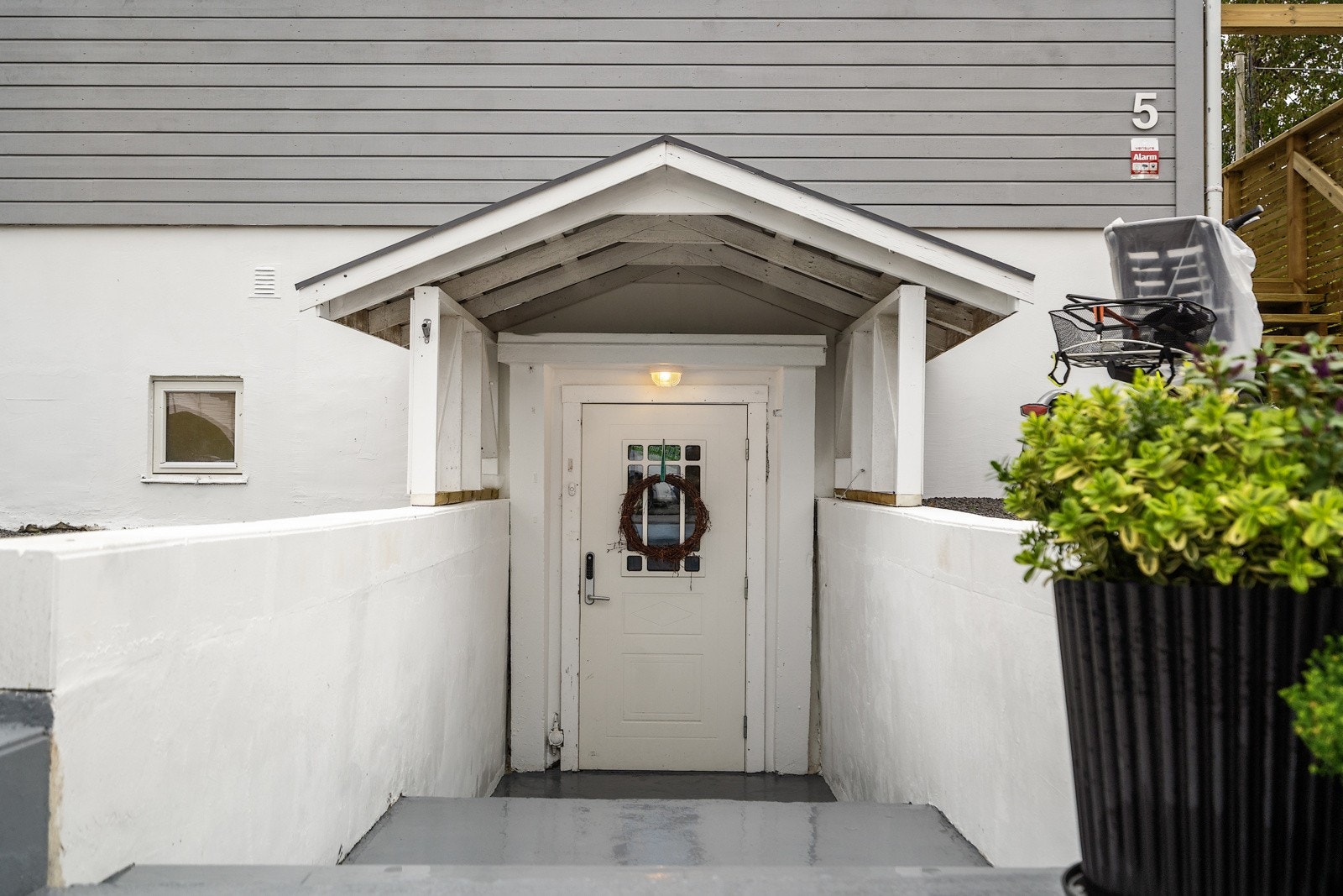 Inngang til leiligheten nede Galleribilde