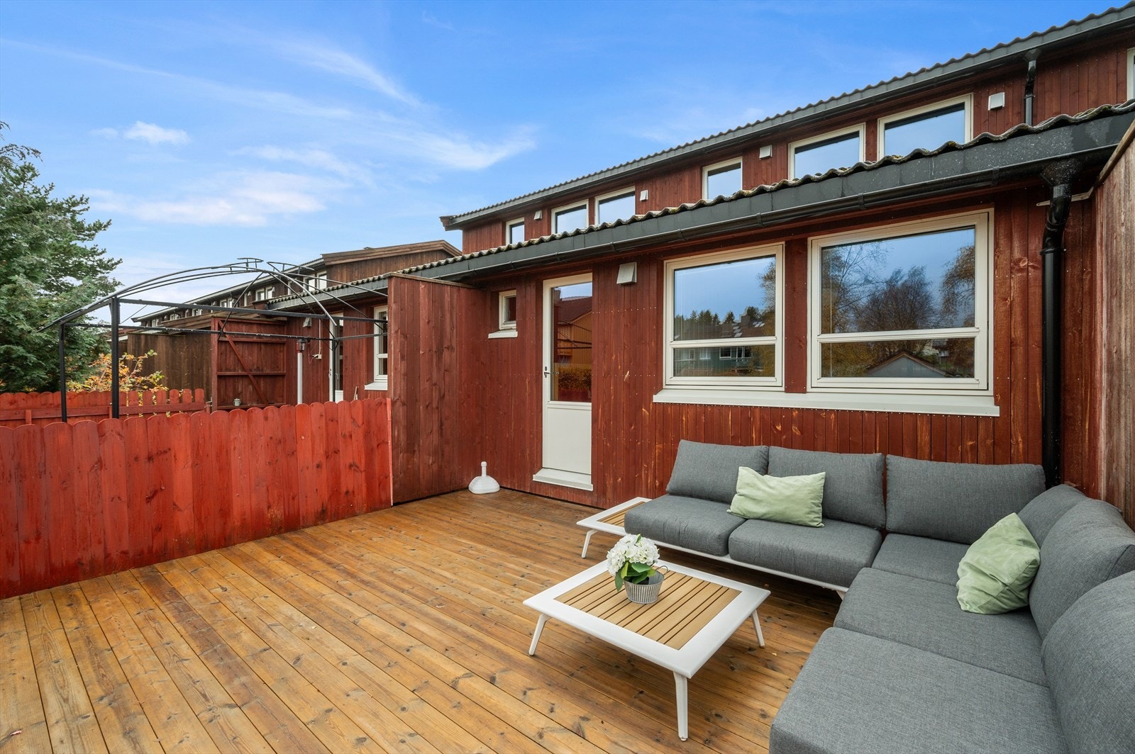 Boligen har to romslige markterrasser - én på 20,5 m² og én på 15,5 m² - begge med svært gode solforhold. Galleribilde