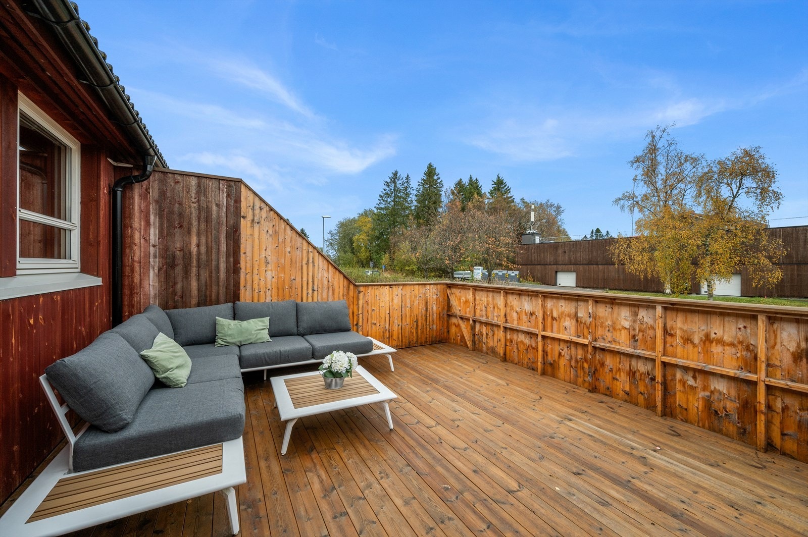 Begge terrassene gir gode muligheter for hyggelige uteplasser og variert møblering Galleribilde