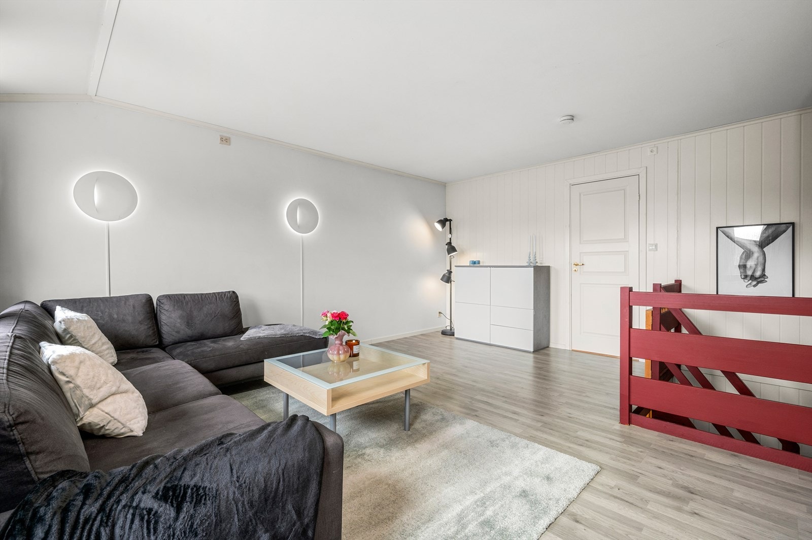 Boligen tilbyr en stor stue på 24 m² samt parkeringsplass i oppvarmet kjeller med elbillading. Galleribilde