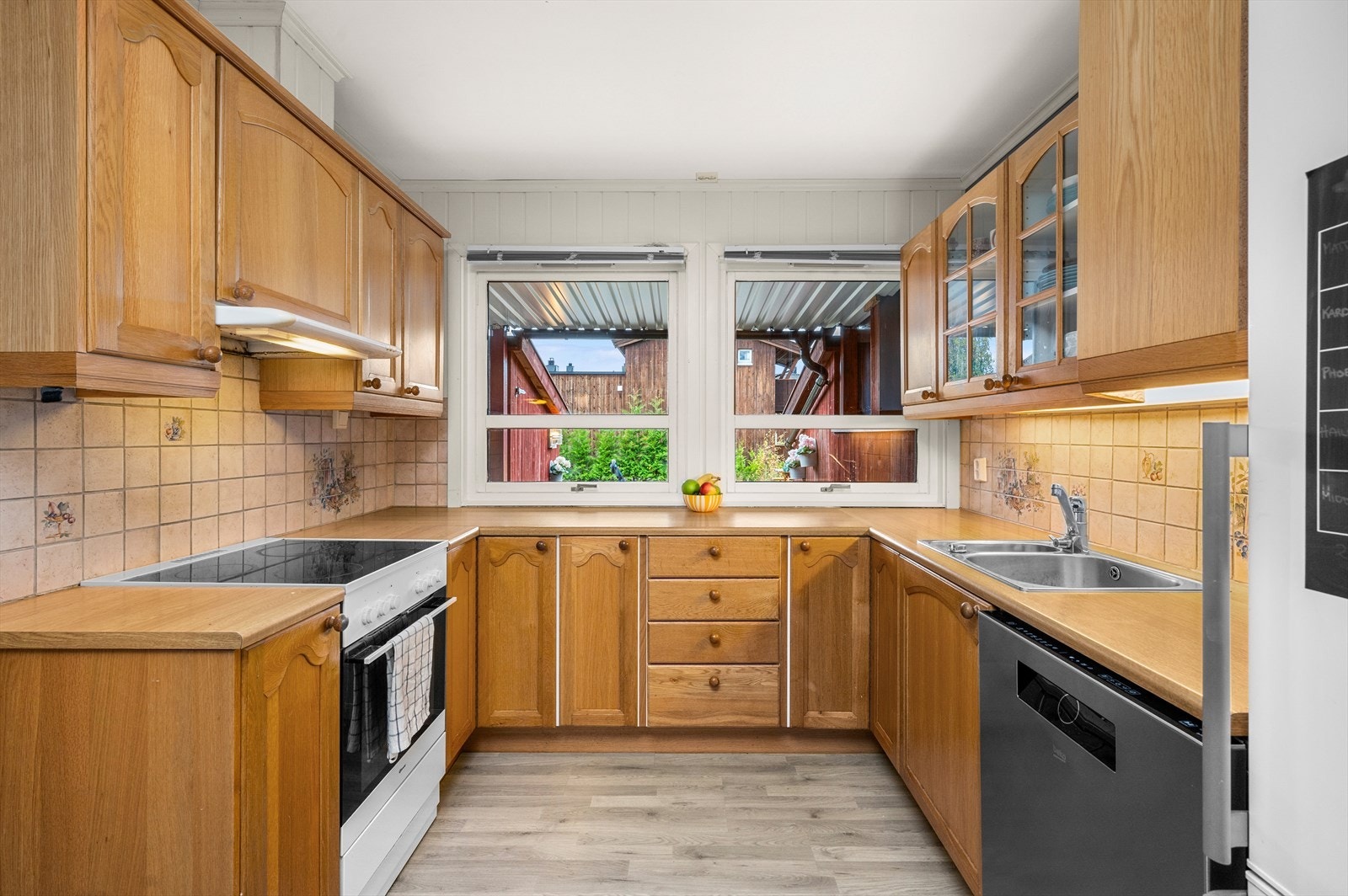 Kjøkkenet er stort og funksjonelt, med rikelig plass til oppbevaring og arbeidsflater. Galleribilde