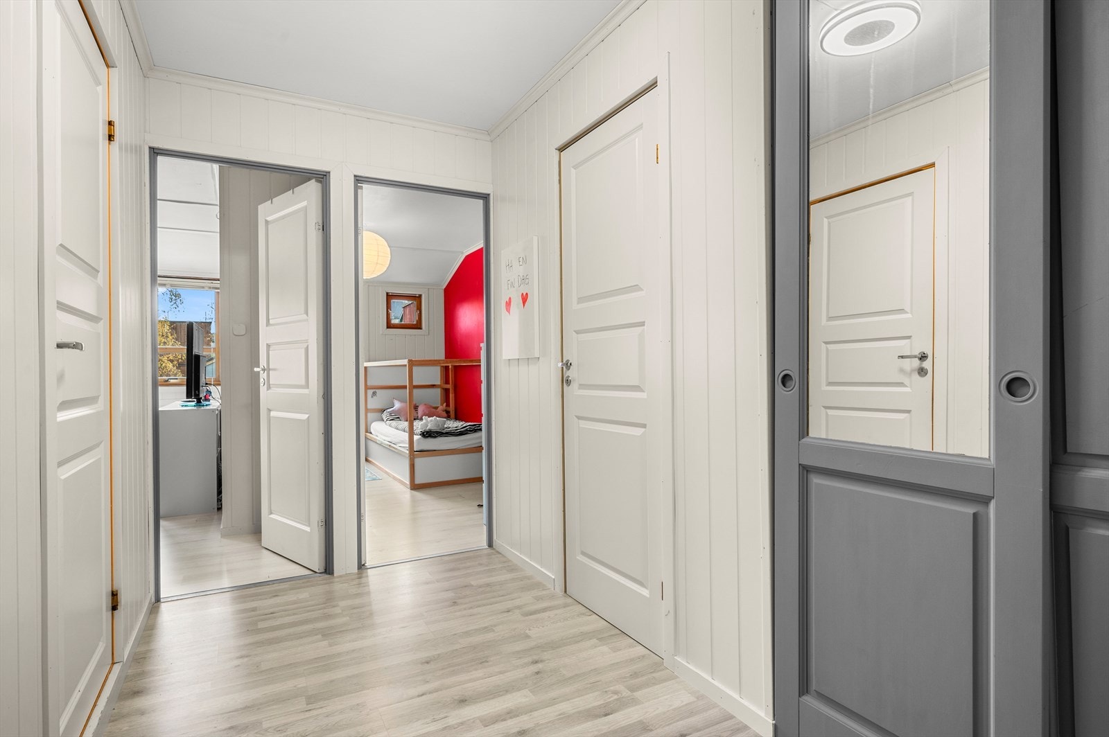 Romslig gang utenfor soverommene med gode oppbevaringsmuligheter Galleribilde