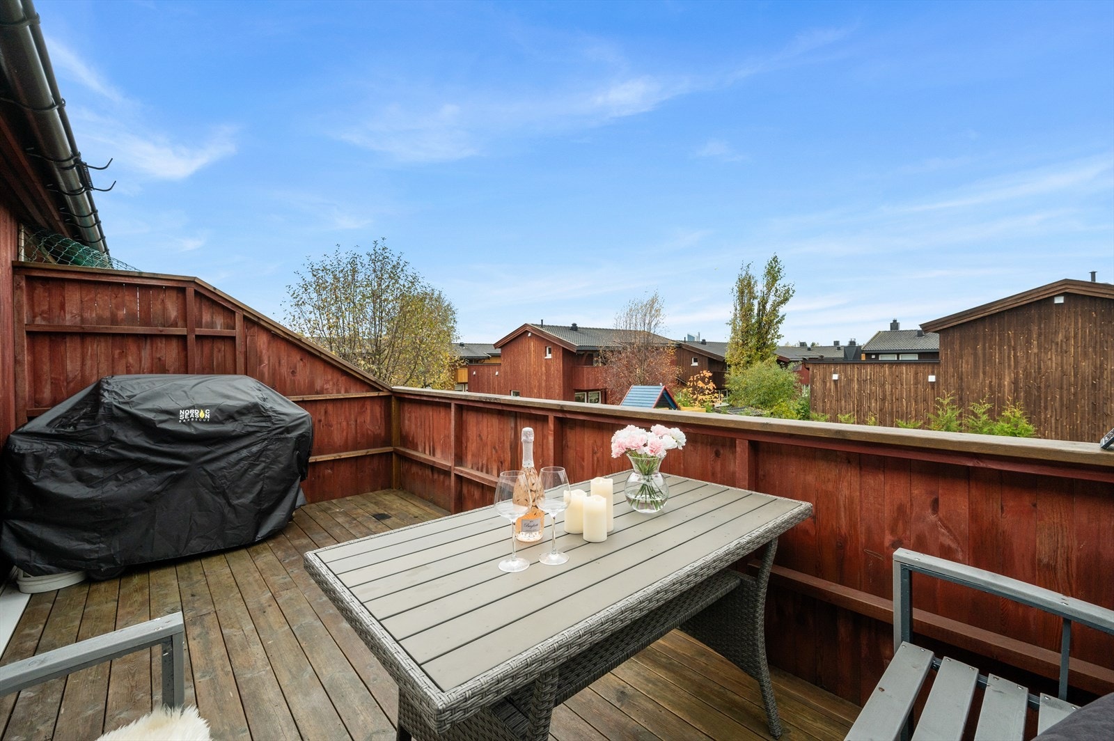 Boligen har i tillegg en flott terrasse i 2. etasje Galleribilde