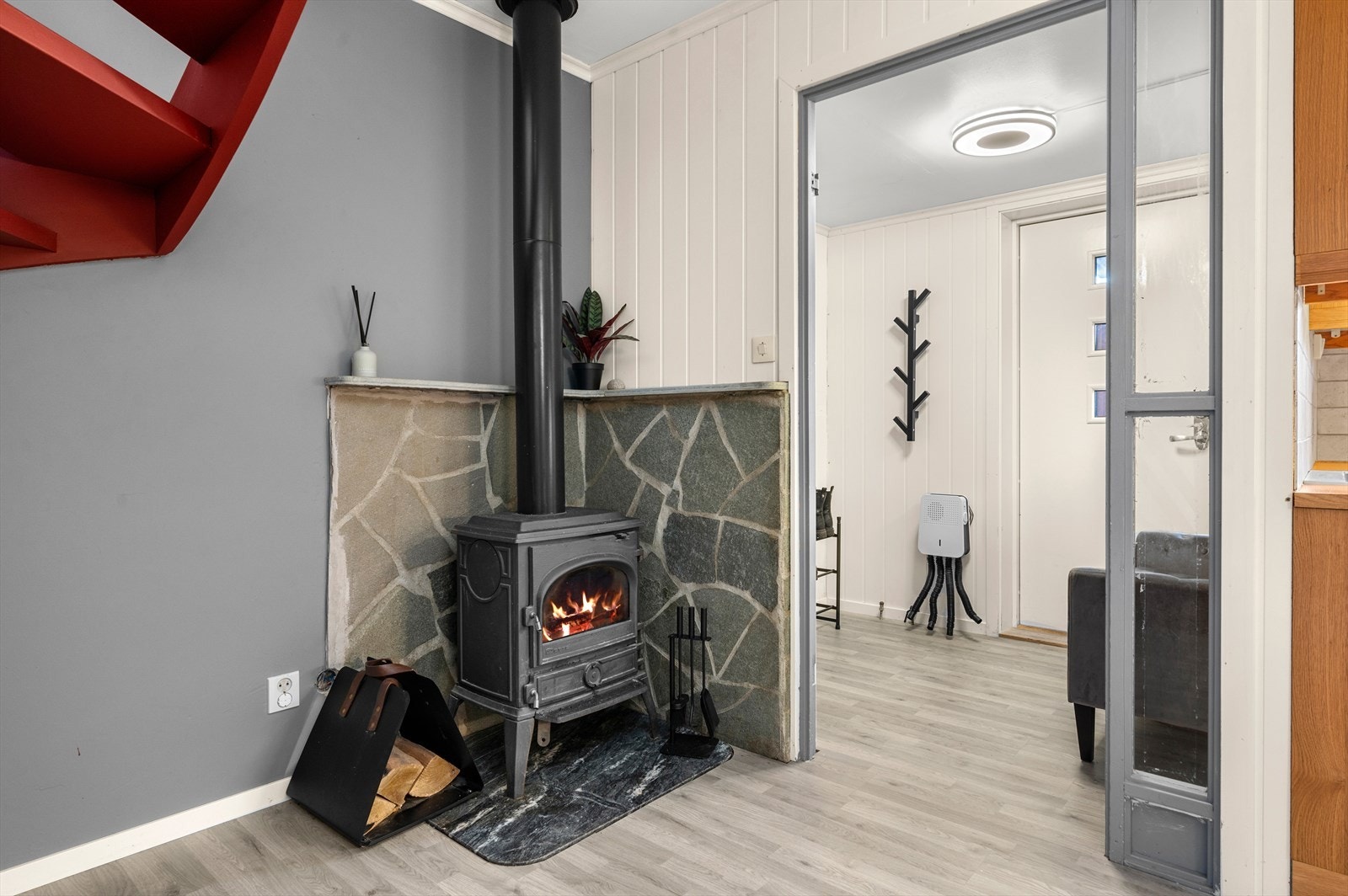 Boligen har økonomisk oppvarming med vedovn som gir god varme Galleribilde