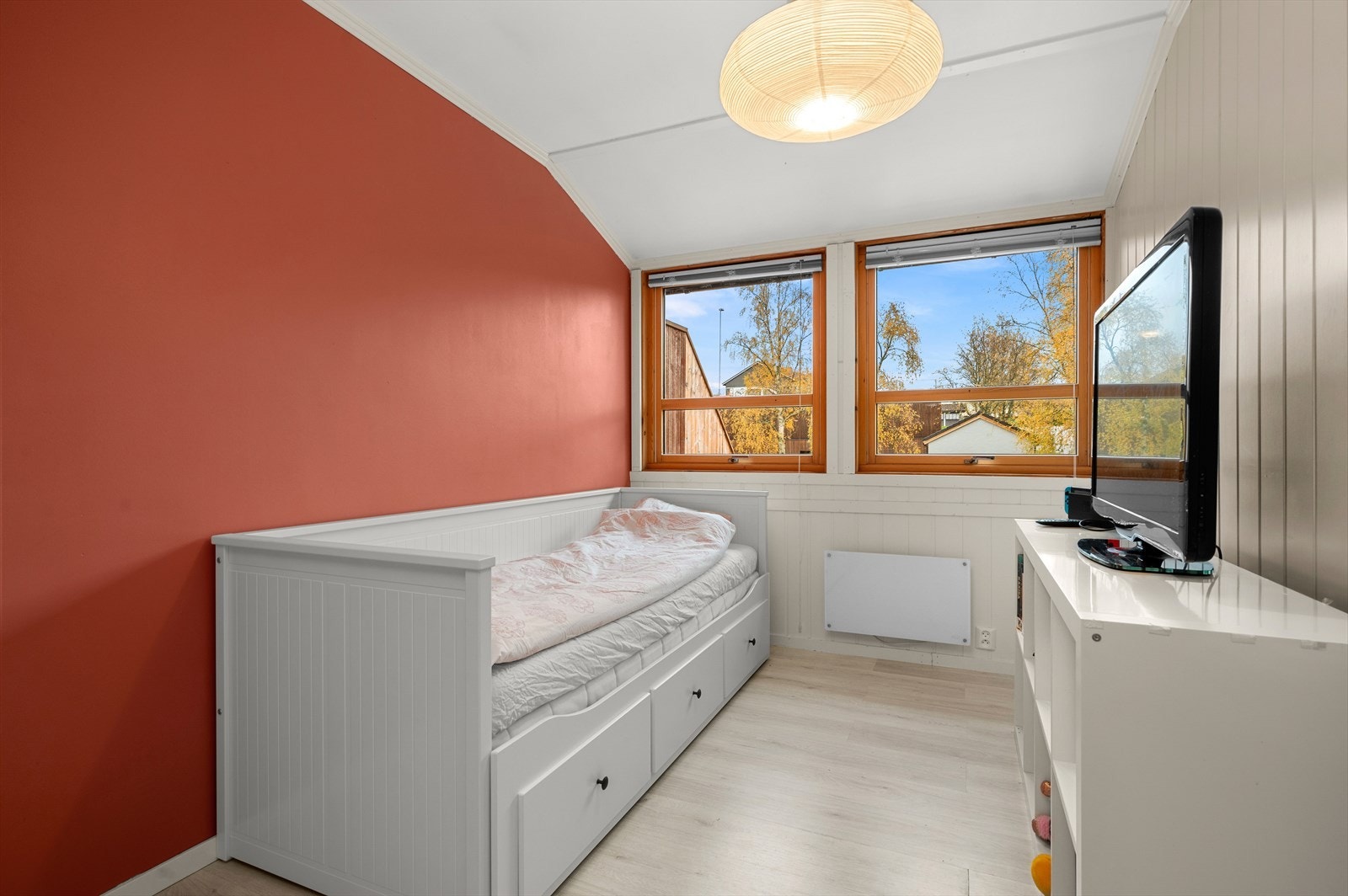 Med 10 og 8,5 m² byr soverommene i 1. etasje på romslig møbleringsmulighet Galleribilde