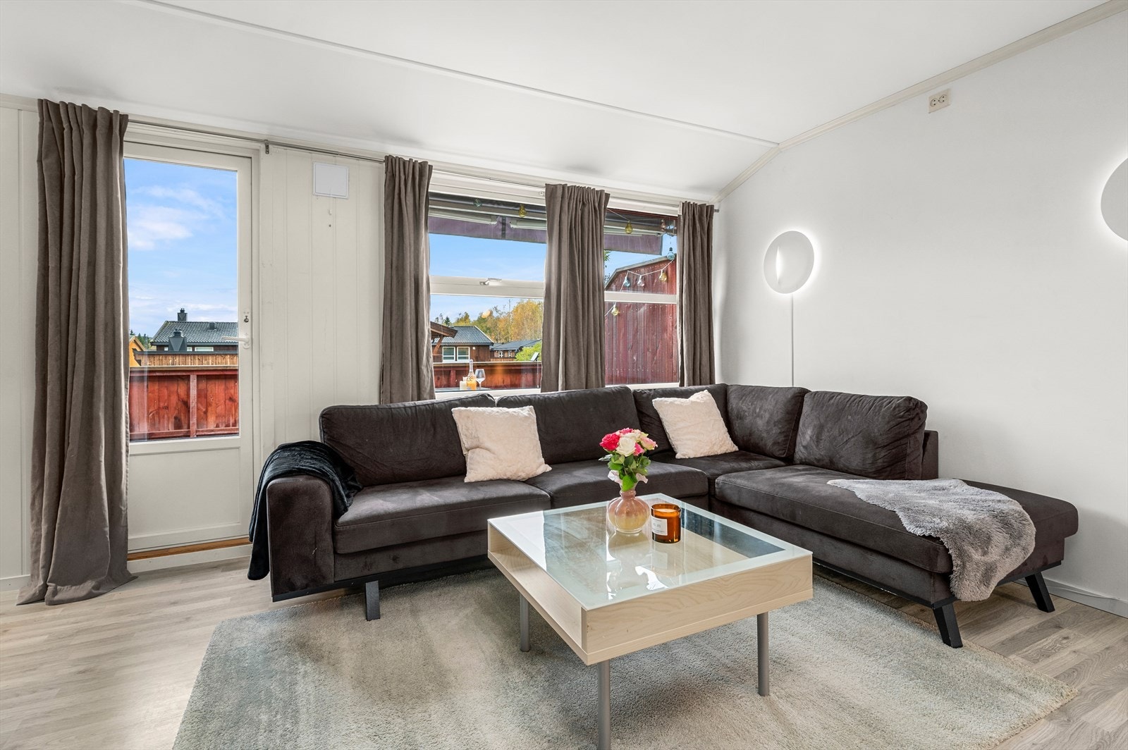 Stuen byr på godt utsyn og mye naturlig lys takket være de store vinduene Galleribilde