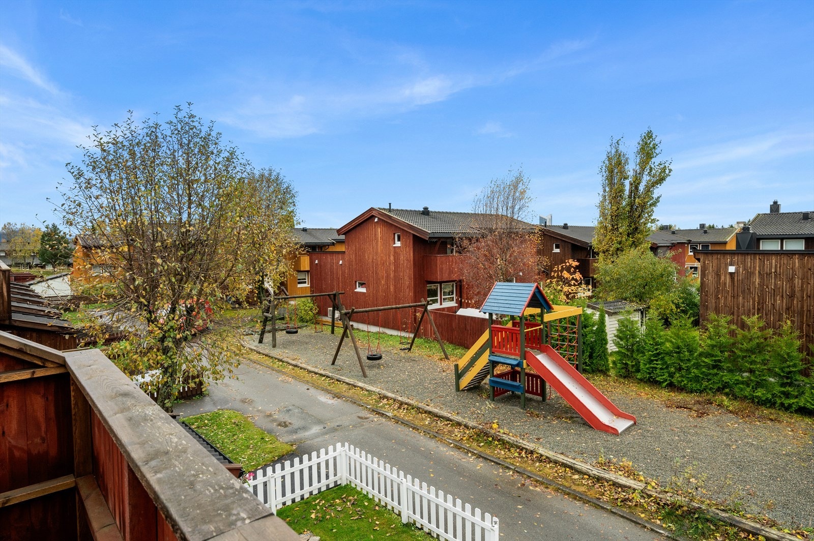 Borettslaget har trivelige uteområder med lekeplass til glede for beboerne. Galleribilde