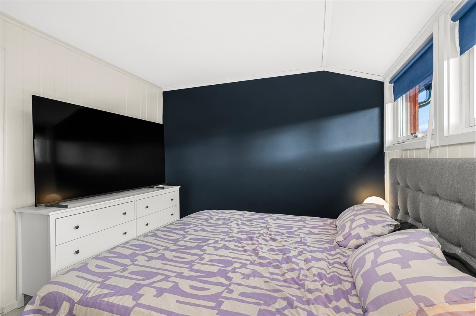 Her er det god plass til både dobbeltseng og løsning for oppbevaring. Galleribilde