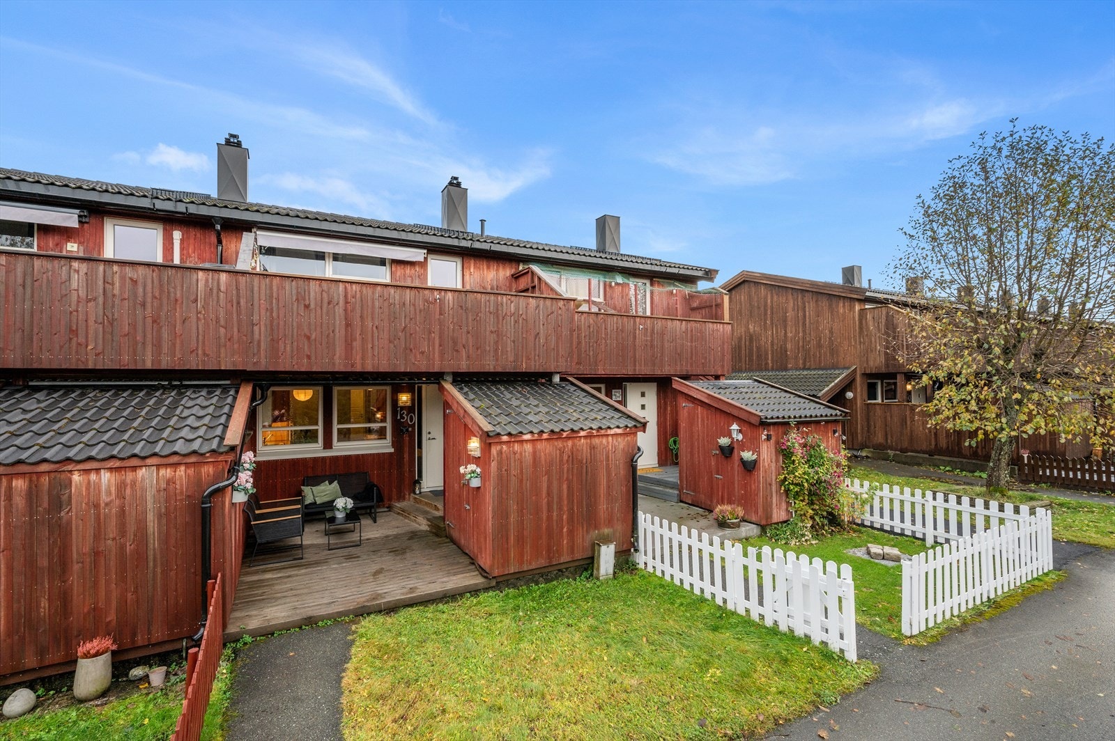 Velkommen hjem til Moltmyra 130. Romslig 4-roms rekkehus i et barnevennlig og ettertraktet område på Tiller. Galleribilde