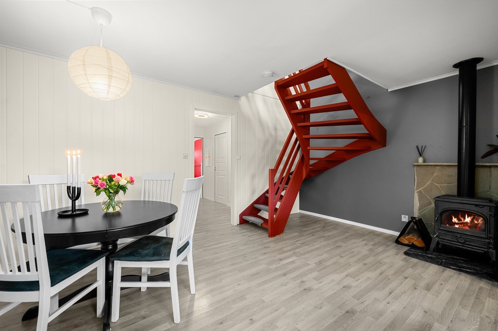 Spisestuen har vedovn som gir ekstra varme og hyggelig atmosfære. Galleribilde