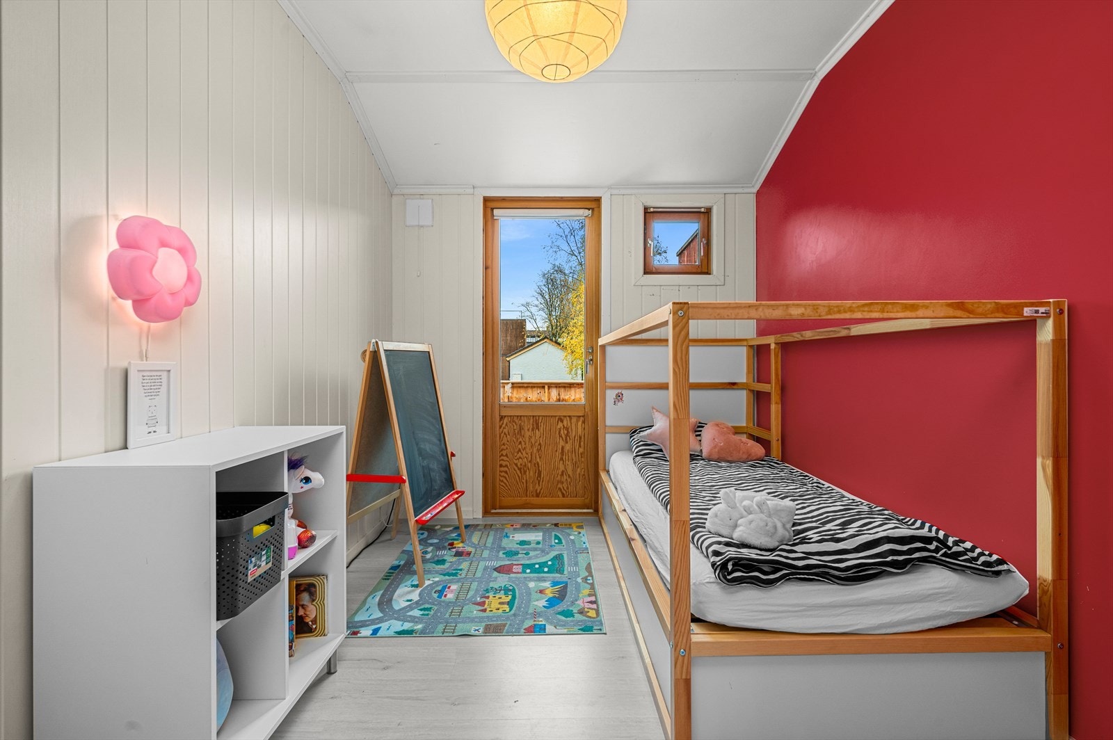 Direkte utgang til en av boligens romslige markterrasser fra det minste soverommet Galleribilde