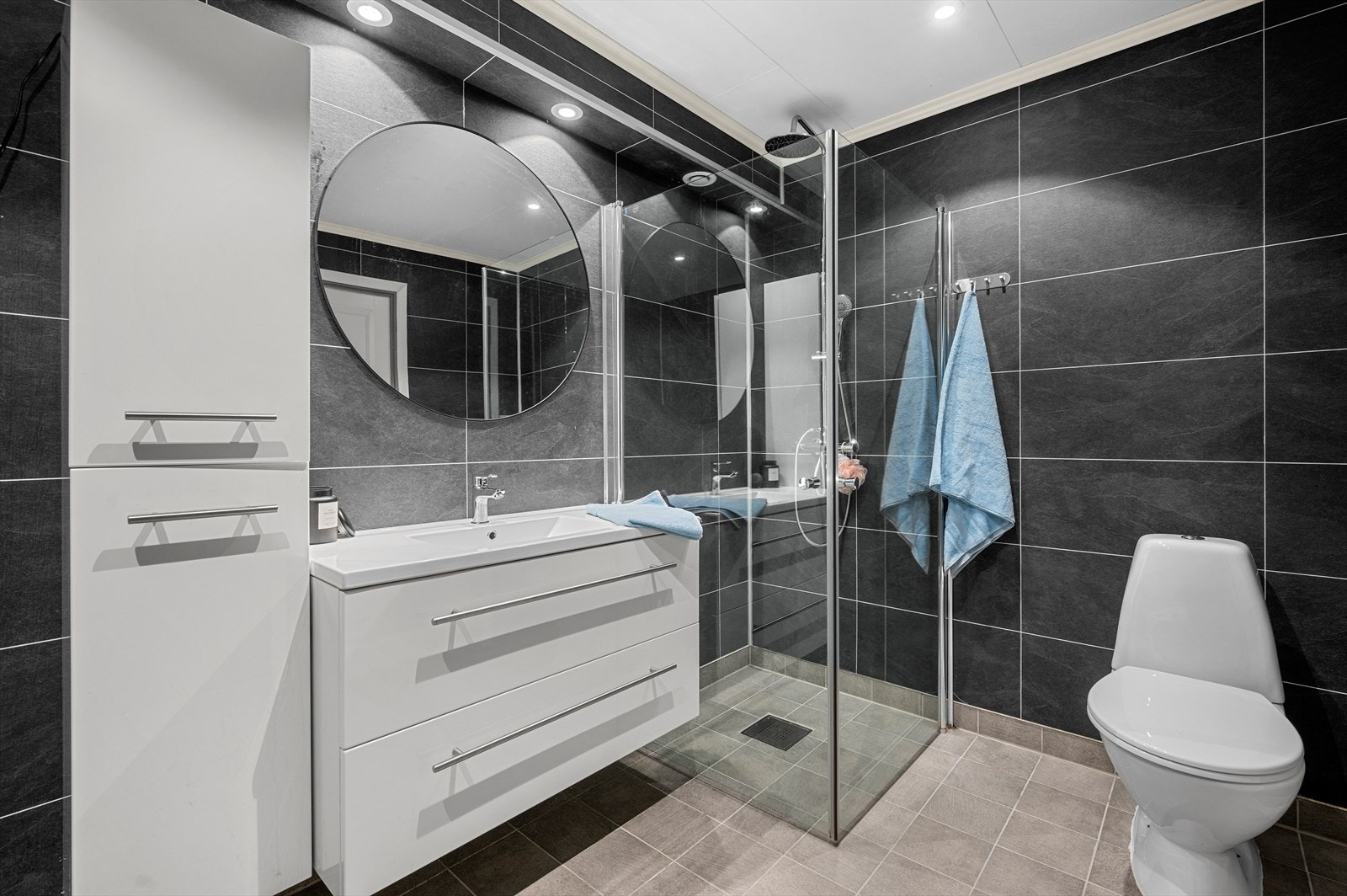 Moderne bad på 5,5 m² fra 2018, med lys baderomsinnredning og stilige downlights Galleribilde