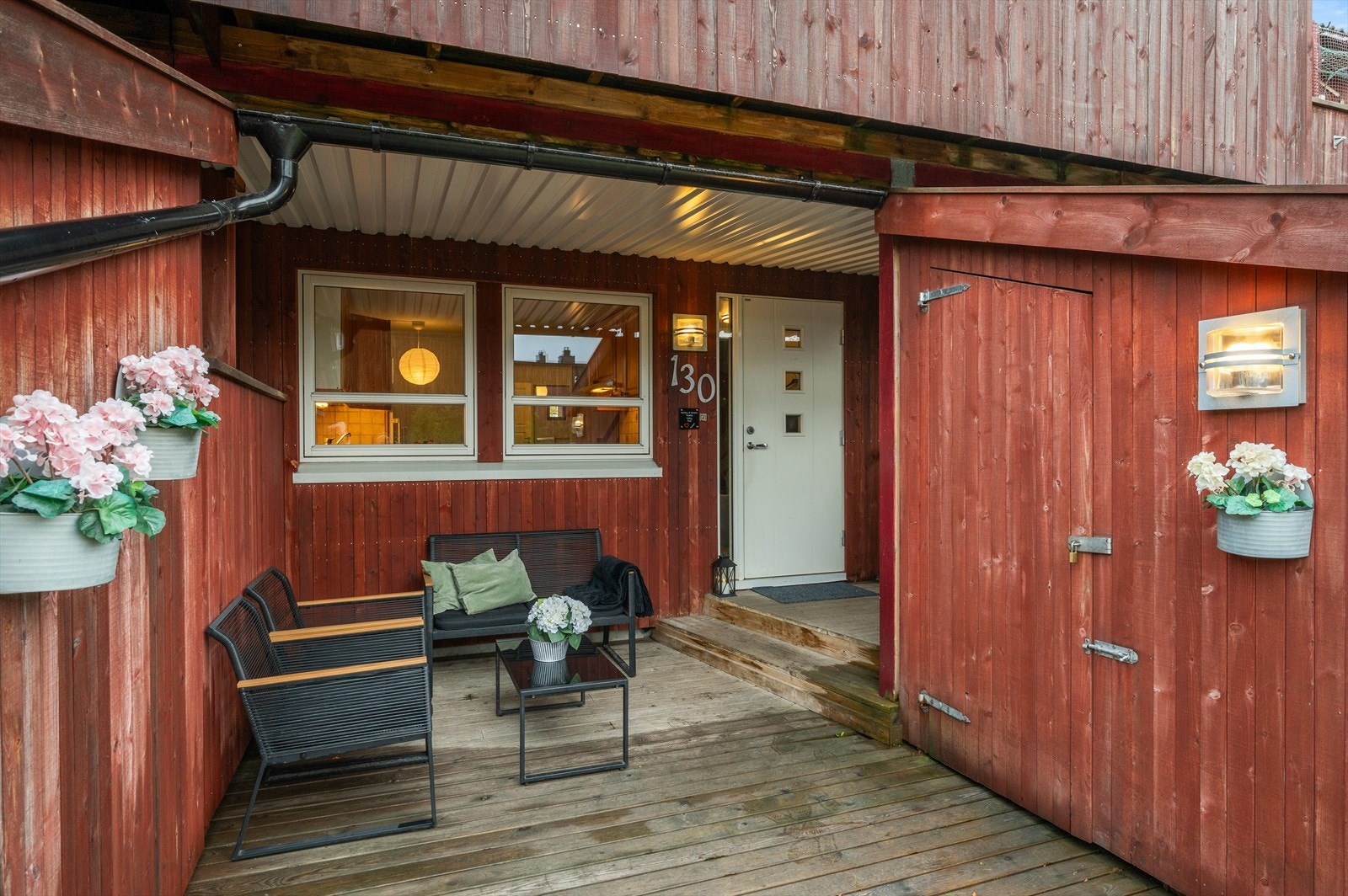 Flott og innbydende inngangsparti med praktisk utvendig bod for ekstra lagringsplass. Galleribilde