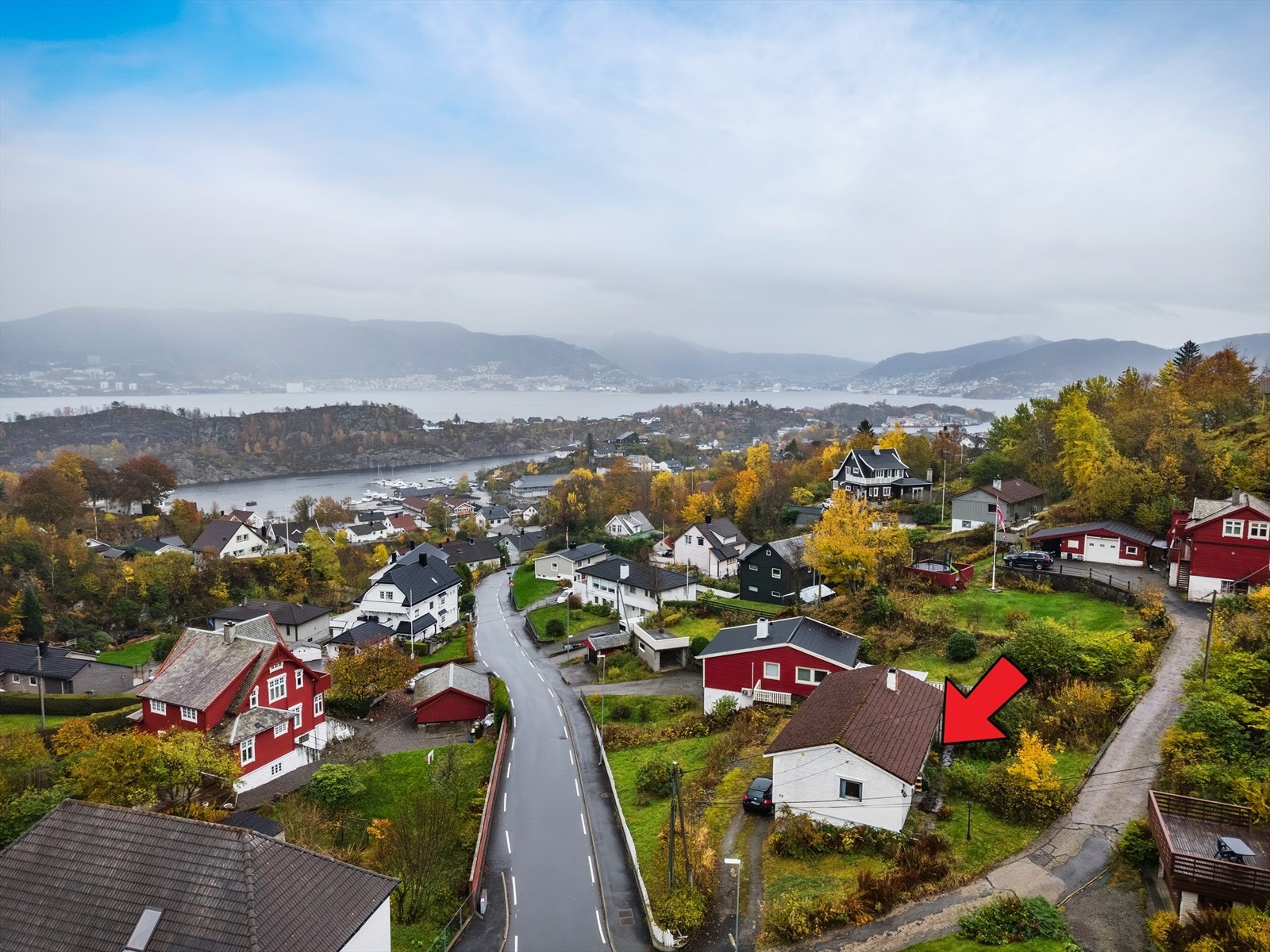 Velkommen til Florvågbakken 52 - Presentert av Eiendomsmegler Norge v/ Tom Rosenlund Galleribilde