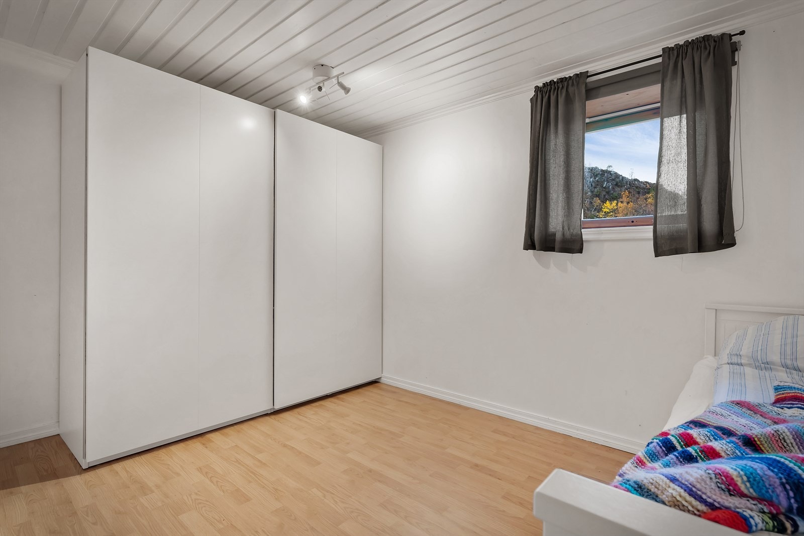 Disponibelt rom med varmekabler på gulv Galleribilde