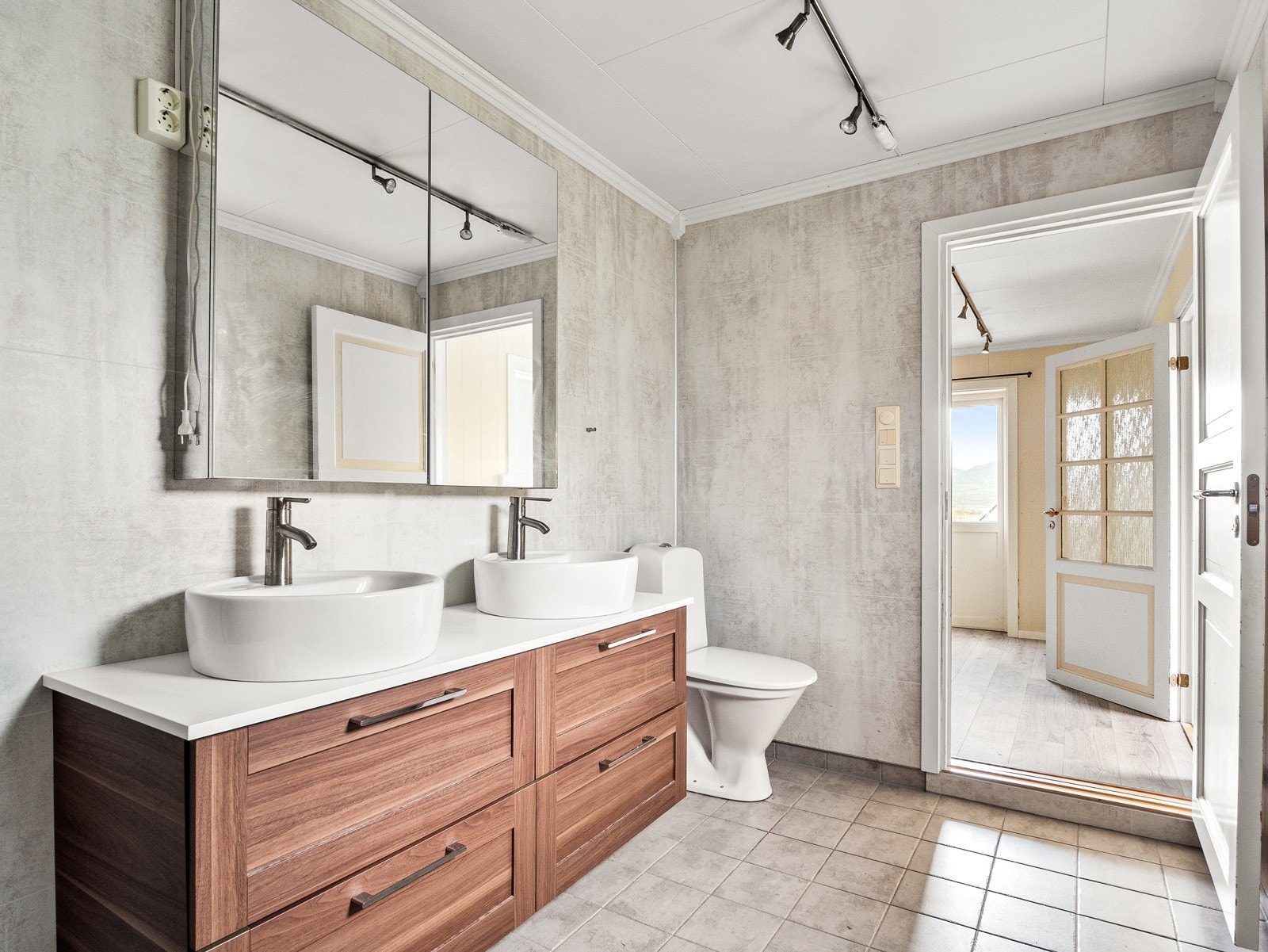 Det er også innredning med dobbeltservant og god plass til oppbevaring i skuffer Galleribilde