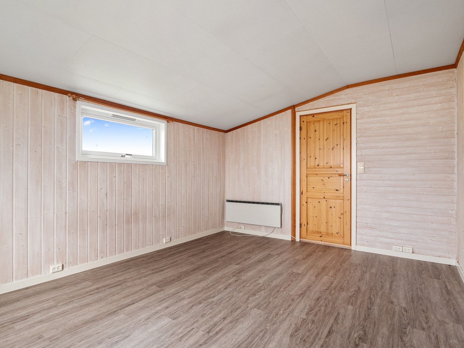 Her er også inngang til badstue med dusj Galleribilde