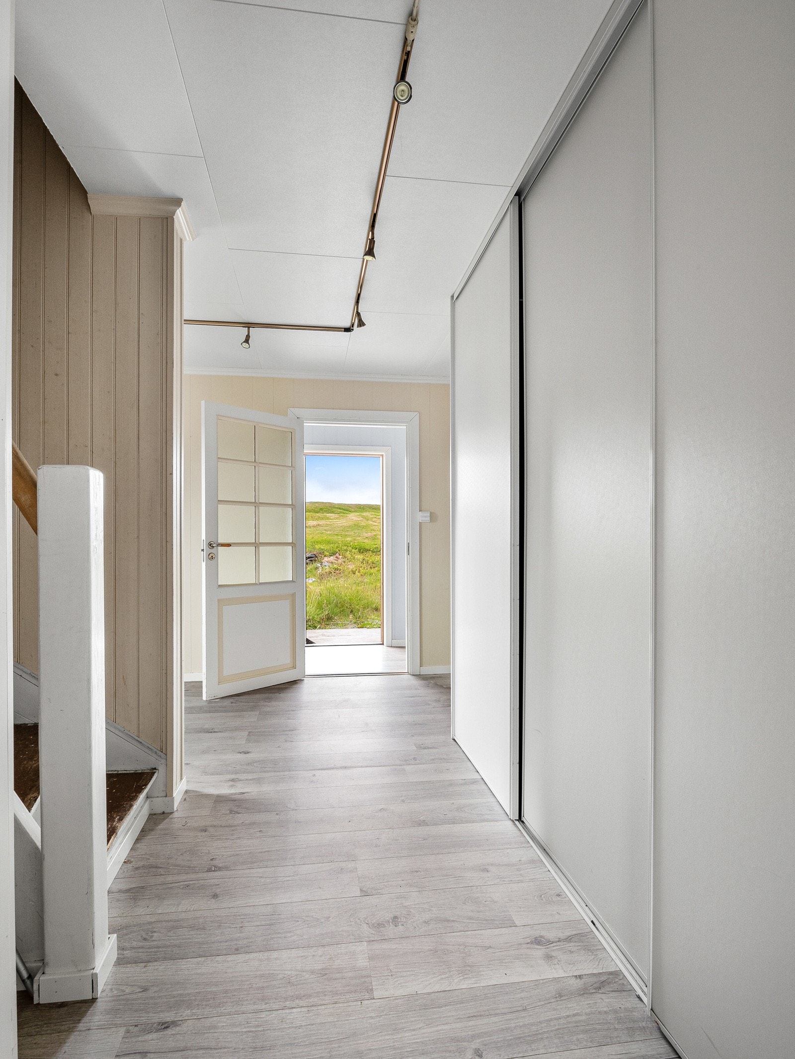 I gangen er det en stor skyvedørsgarderobe med rikelig med oppbevaringsplass Galleribilde