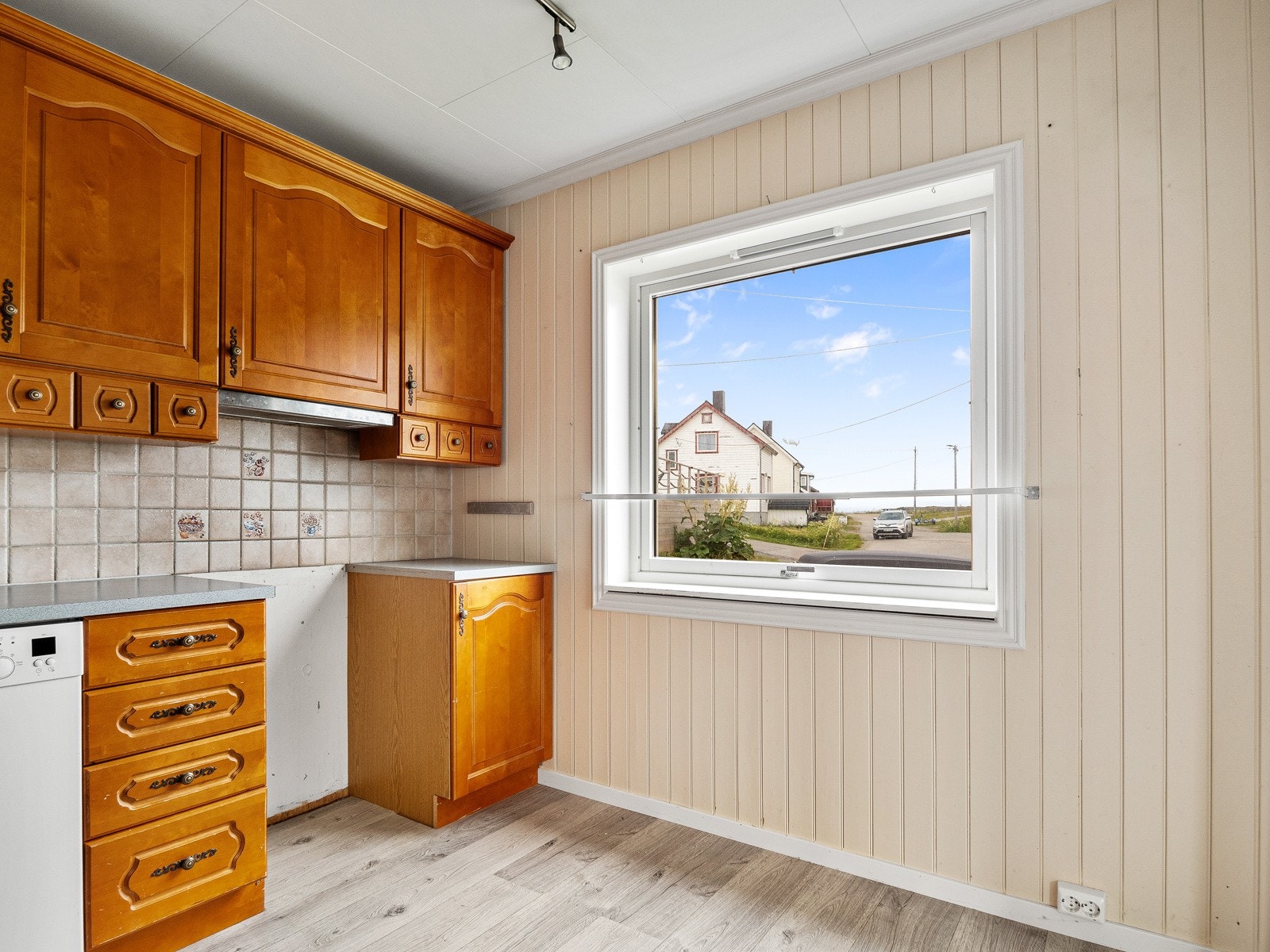 Det er også plass til et lite spisemøblement på kjøkkenet Galleribilde