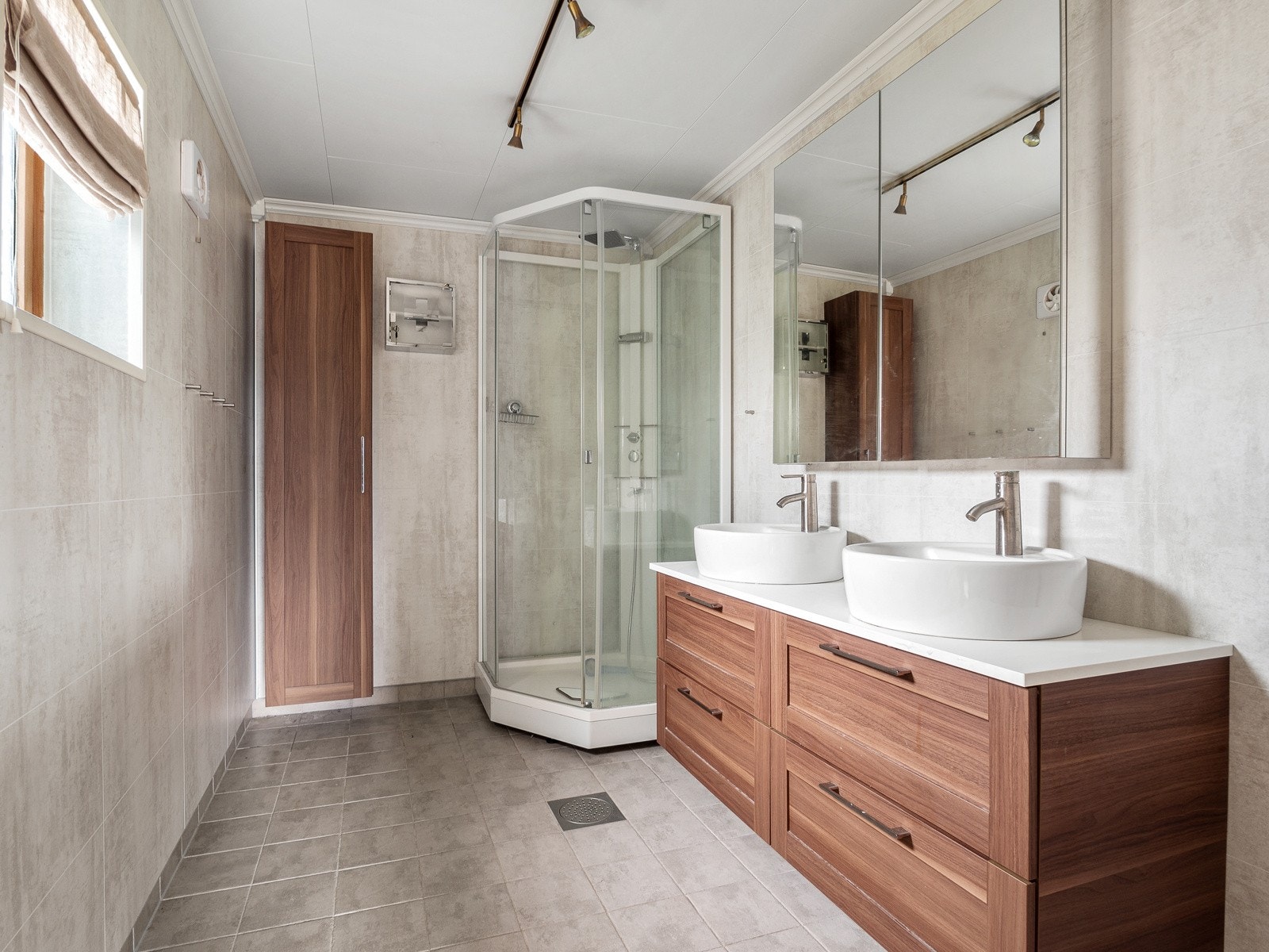 Baderommet er holdt i behagelige toner Galleribilde