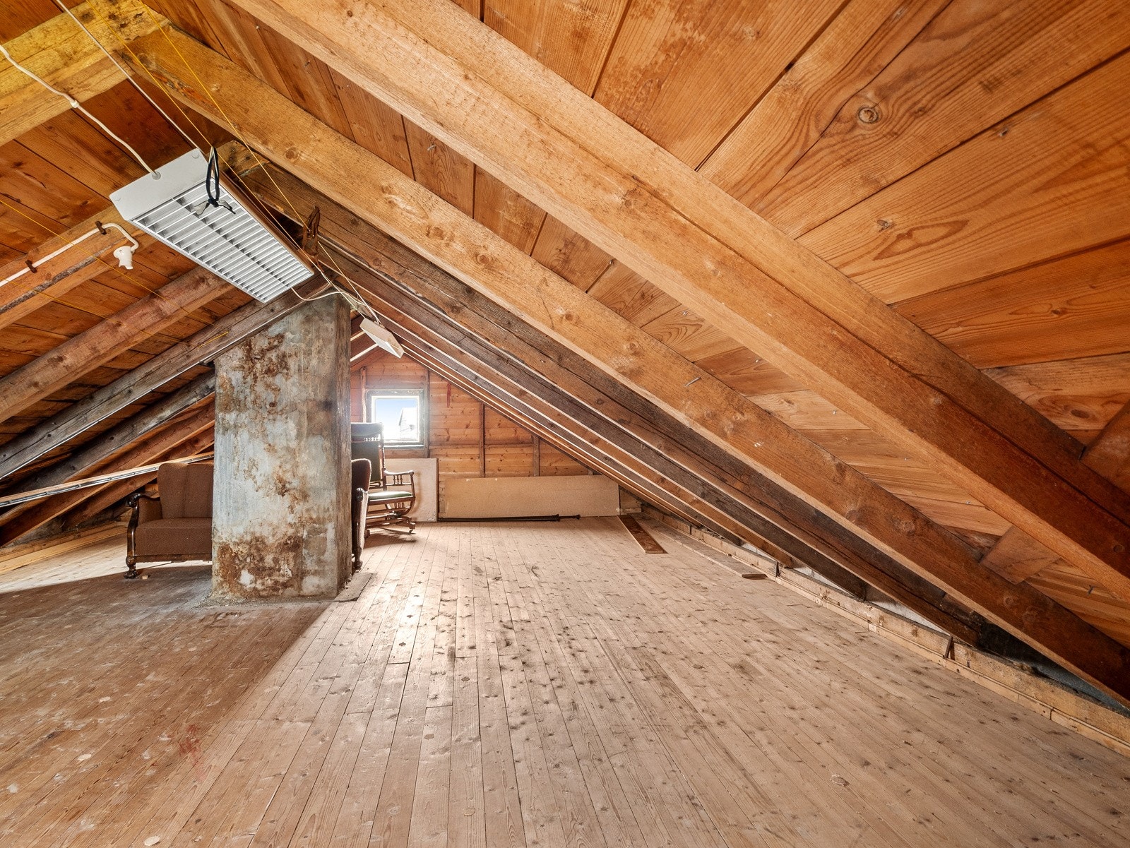 Loftet har god takhøyde, og er romslig og luftig Galleribilde