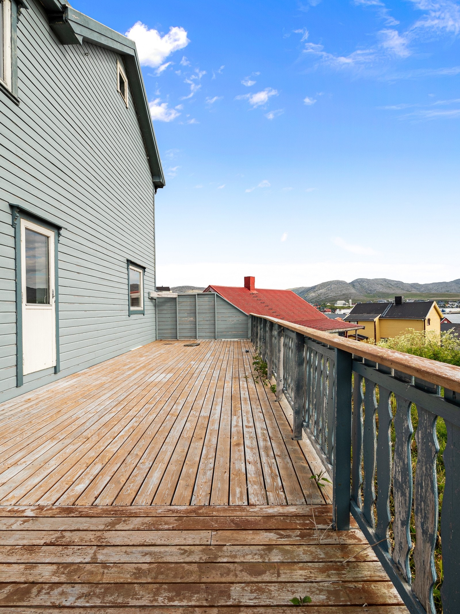 Boligen har vestvendt veranda med gode solforhold Galleribilde