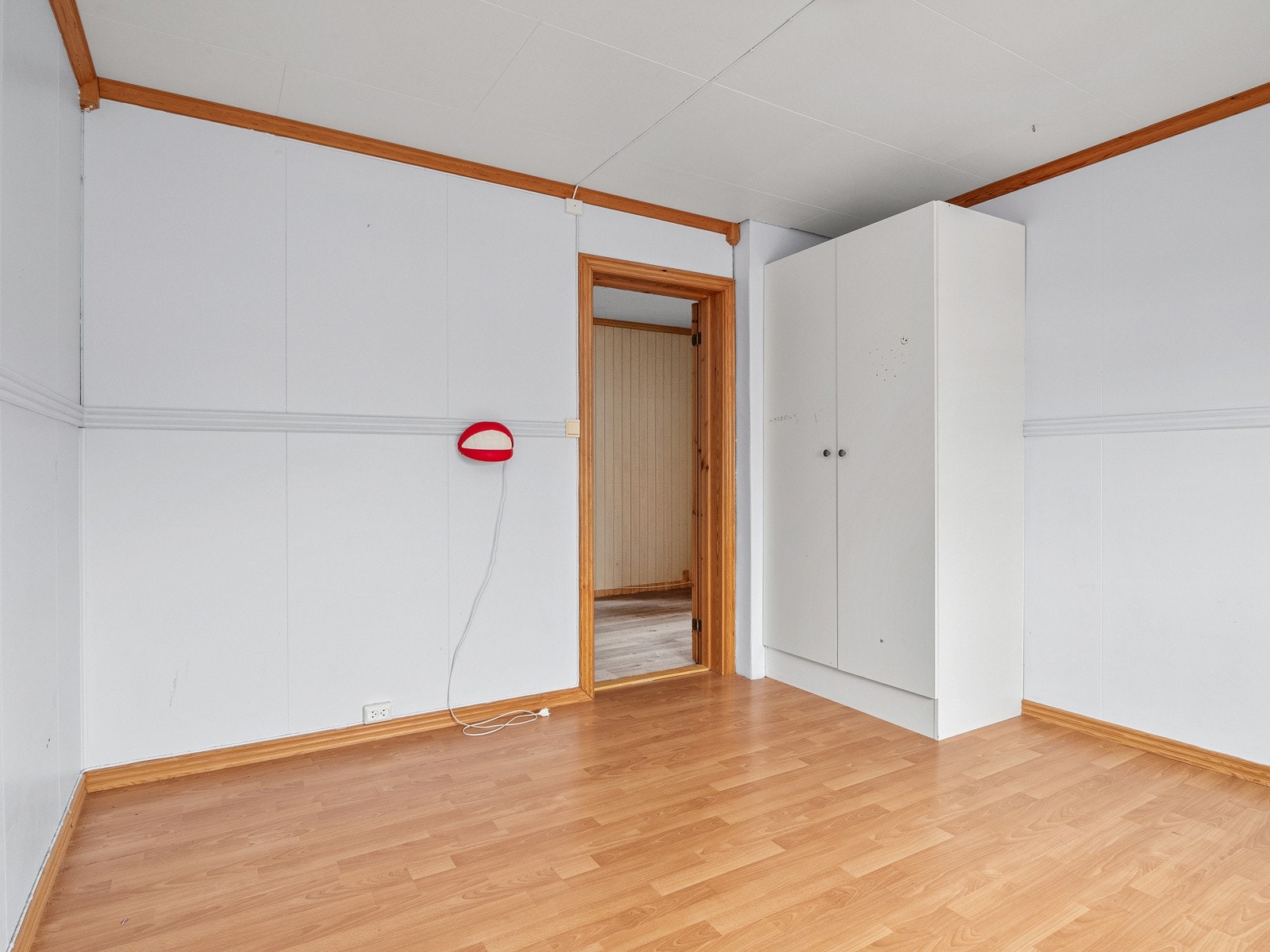 Det er god plass til både seng og oppbevaringsløsning Galleribilde