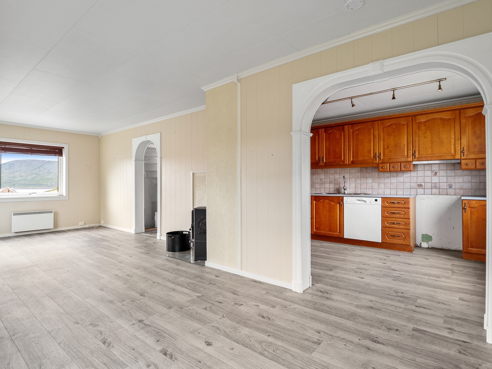 Stuen er lys og romslig og har store vindusflater Galleribilde