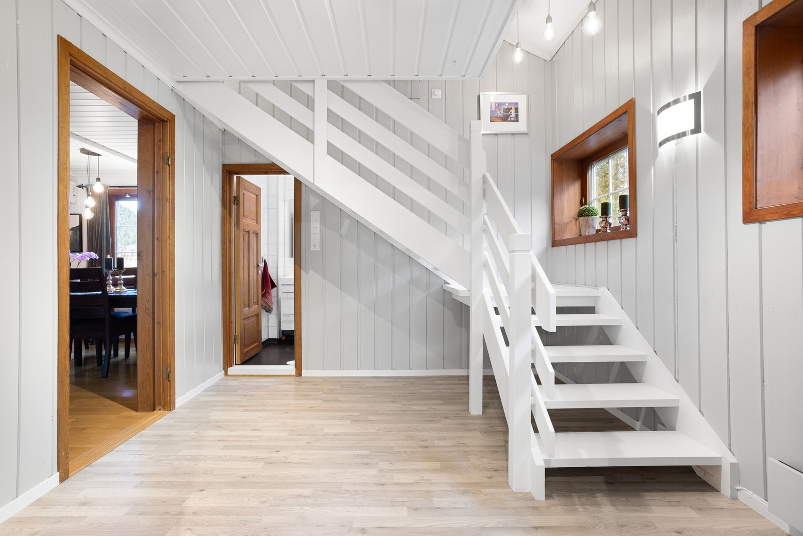 Gangen tar deg opp i 2.etasje der du finner 3 soverom, vaskerom med toalett, og kott Galleribilde