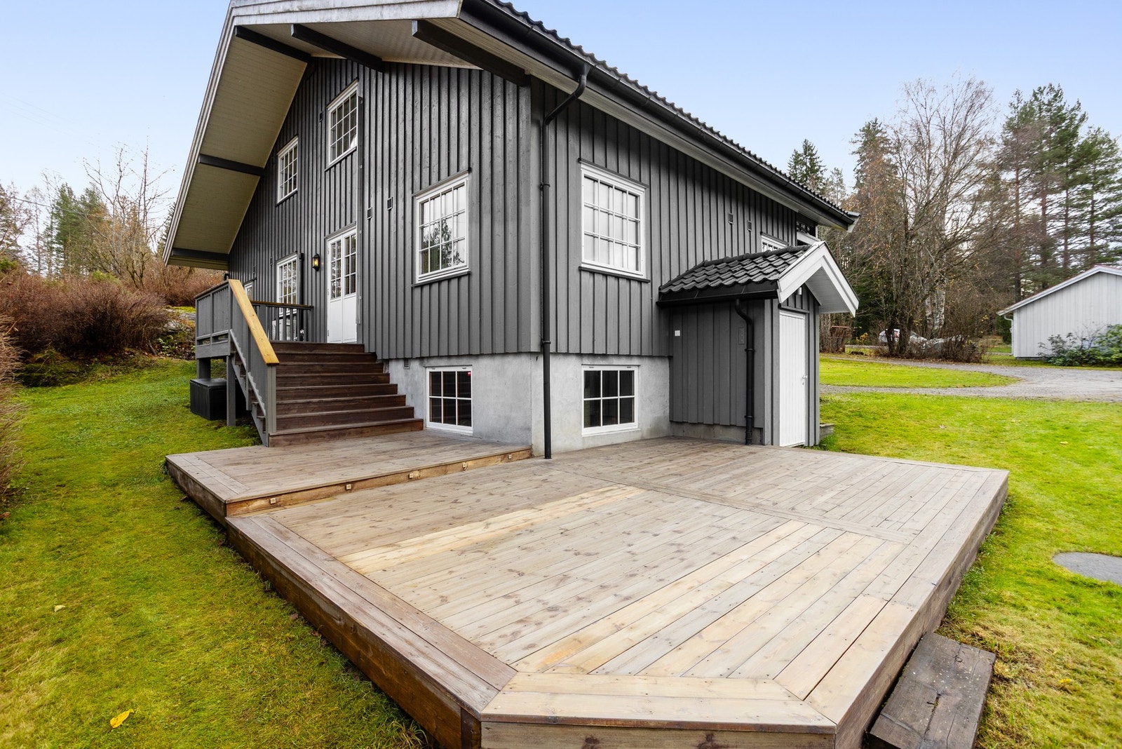 Stor tomt med fine, usjenerte uteområder. Kveldssol på terrassen til kl 21 på sommeren Galleribilde