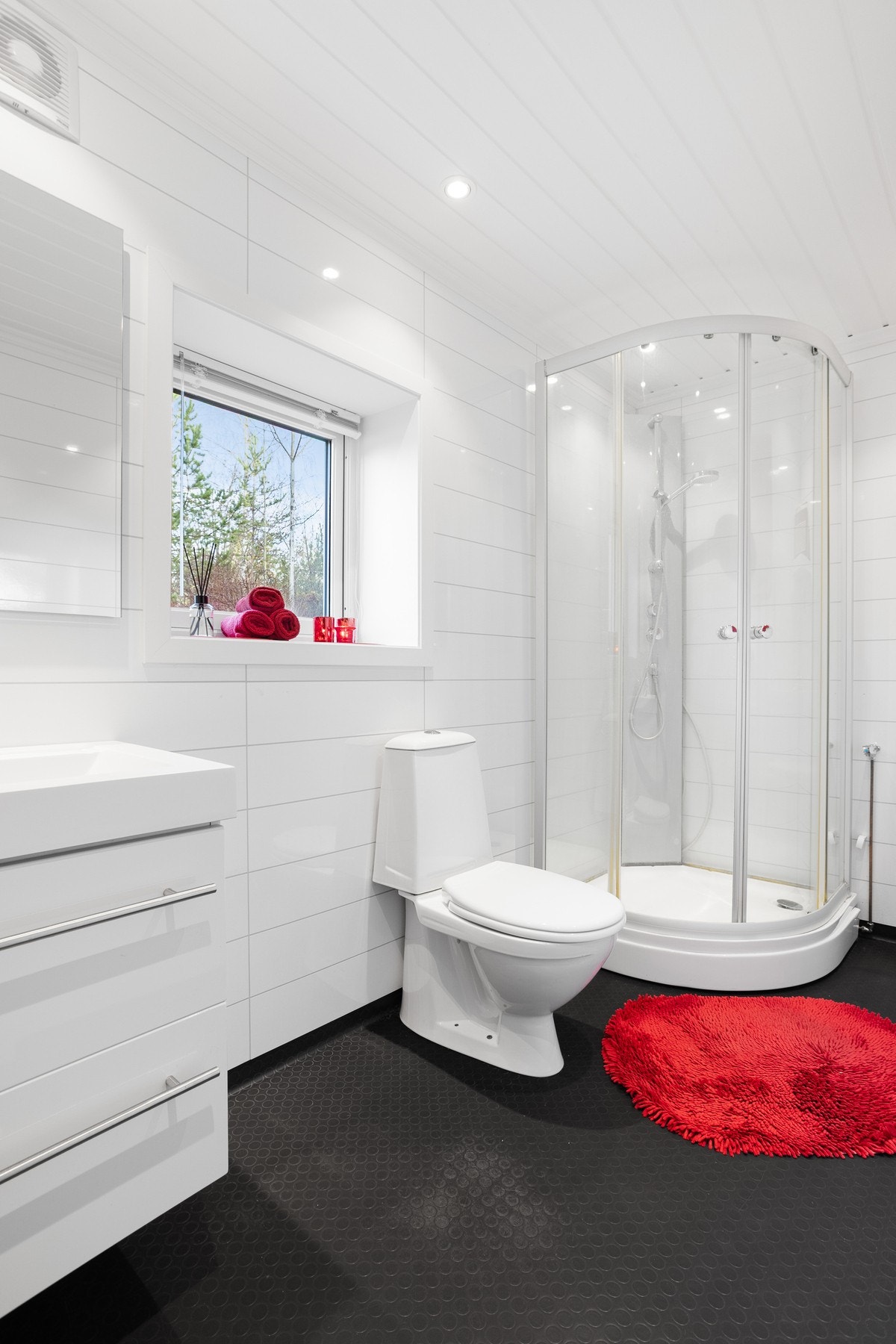 Belegg på gulv og våtromsplater på vegg Galleribilde