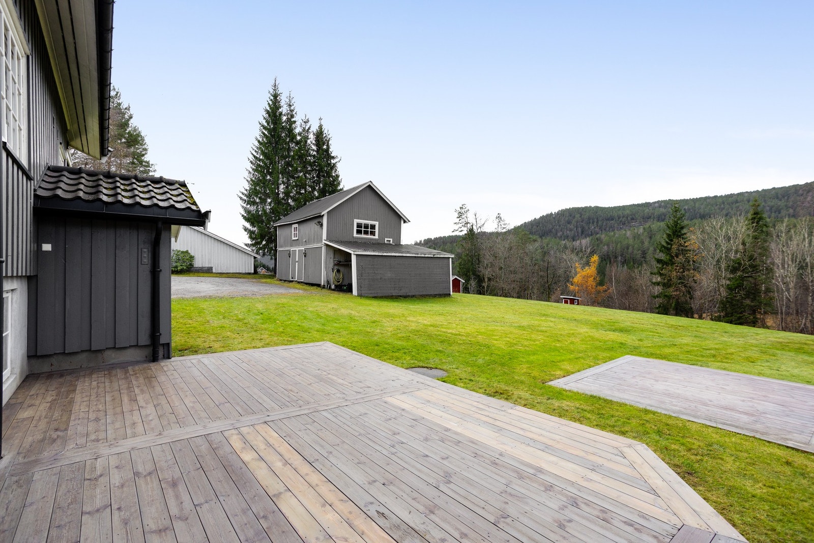 Godt med boltreplass for store og små. Mange muligheter for den hageinteresserte Galleribilde