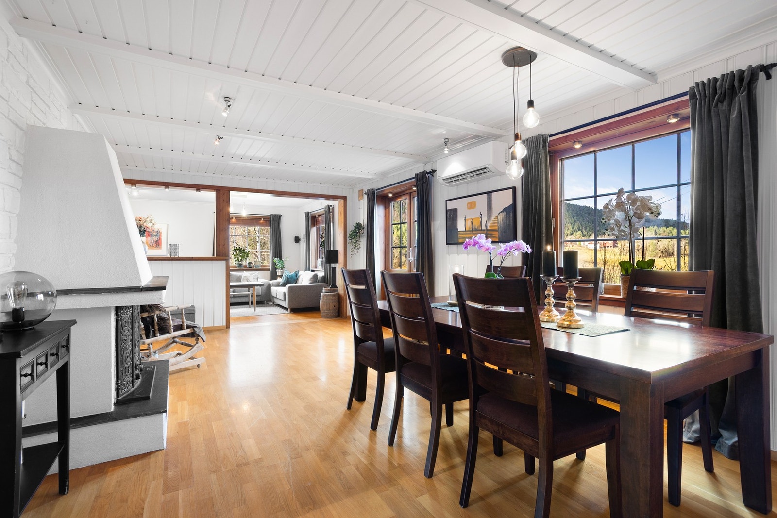 Stue og spisestue med god plass til møblering Galleribilde