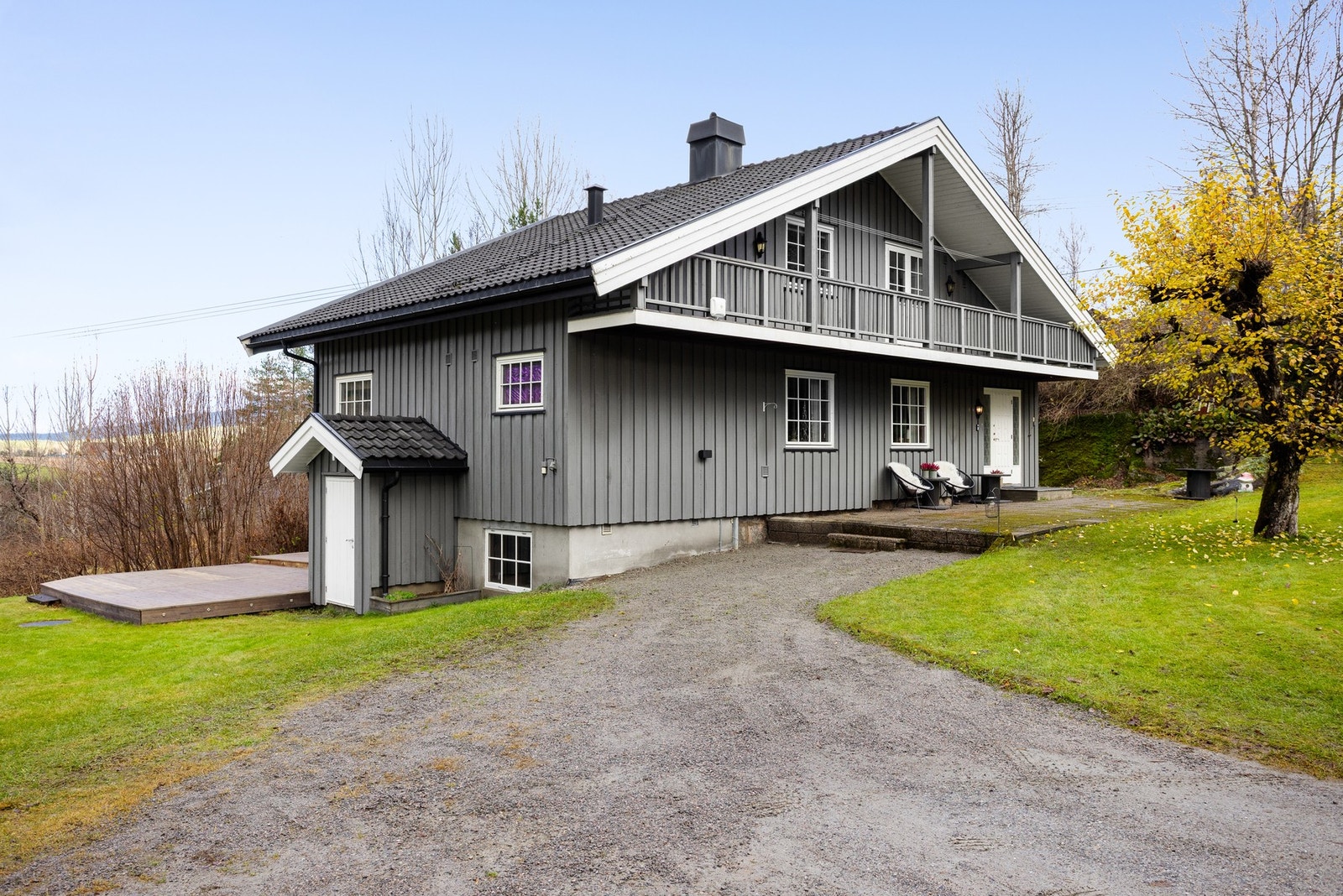 Stor tomt på over 2,2 mål. Gode solforhold og fin utsikt til Lifjell Galleribilde