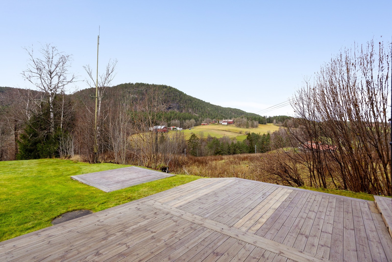 Fra tomta er det fin utsikt over nærområdet og Lifjell Galleribilde