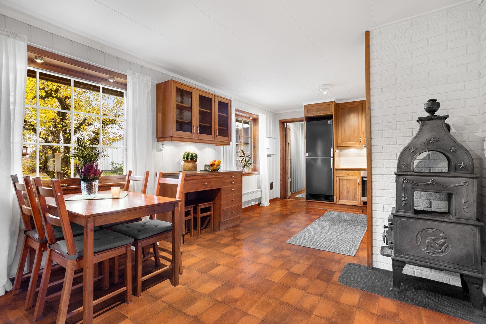 På kjøkkenet står også en Ulefos-ovn som varmer godt på kaldere dager Galleribilde