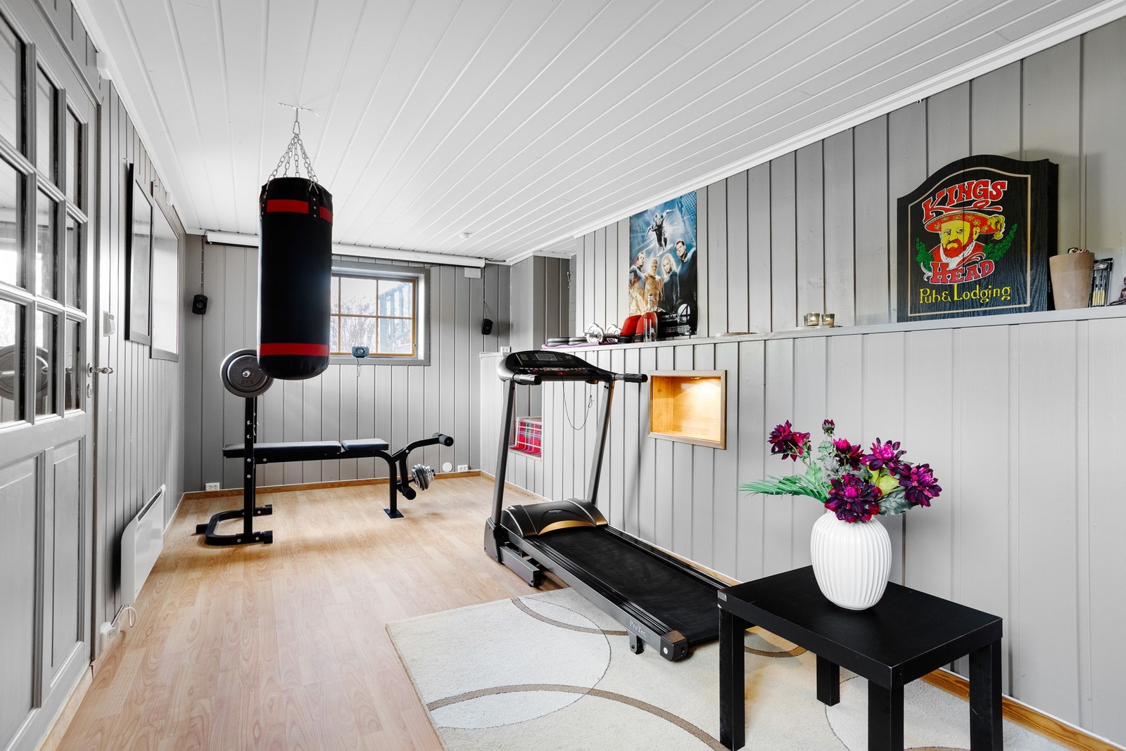 Kjellerstue som enkelt kan innredes etter eget ønske og behov Galleribilde