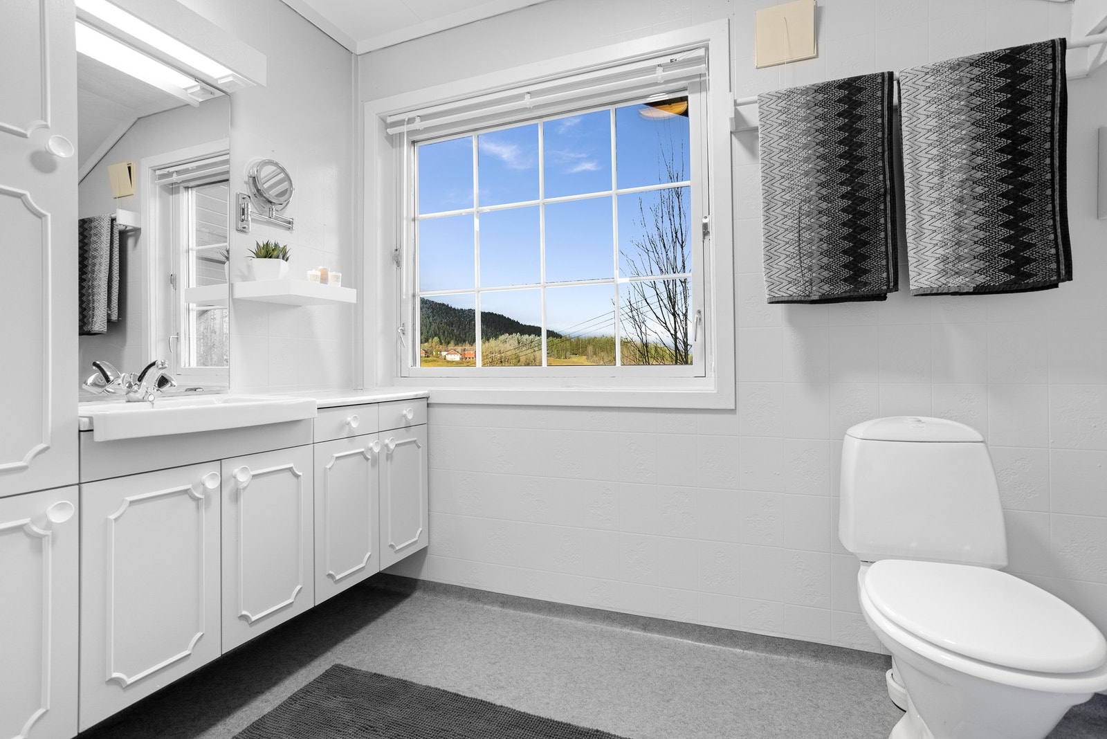 Baderom/vaskerom i 2.etasje med toalett, innredning med servant og opplegg til vaskemaskin Galleribilde